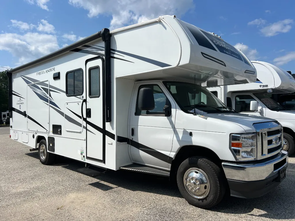 2025 Coachmen Freelander 26MB - Photo 2
