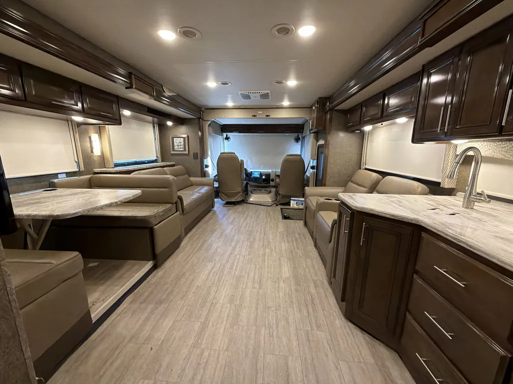 2020 Thor Motor Coach Challenger 35MQ, Photos photo 3