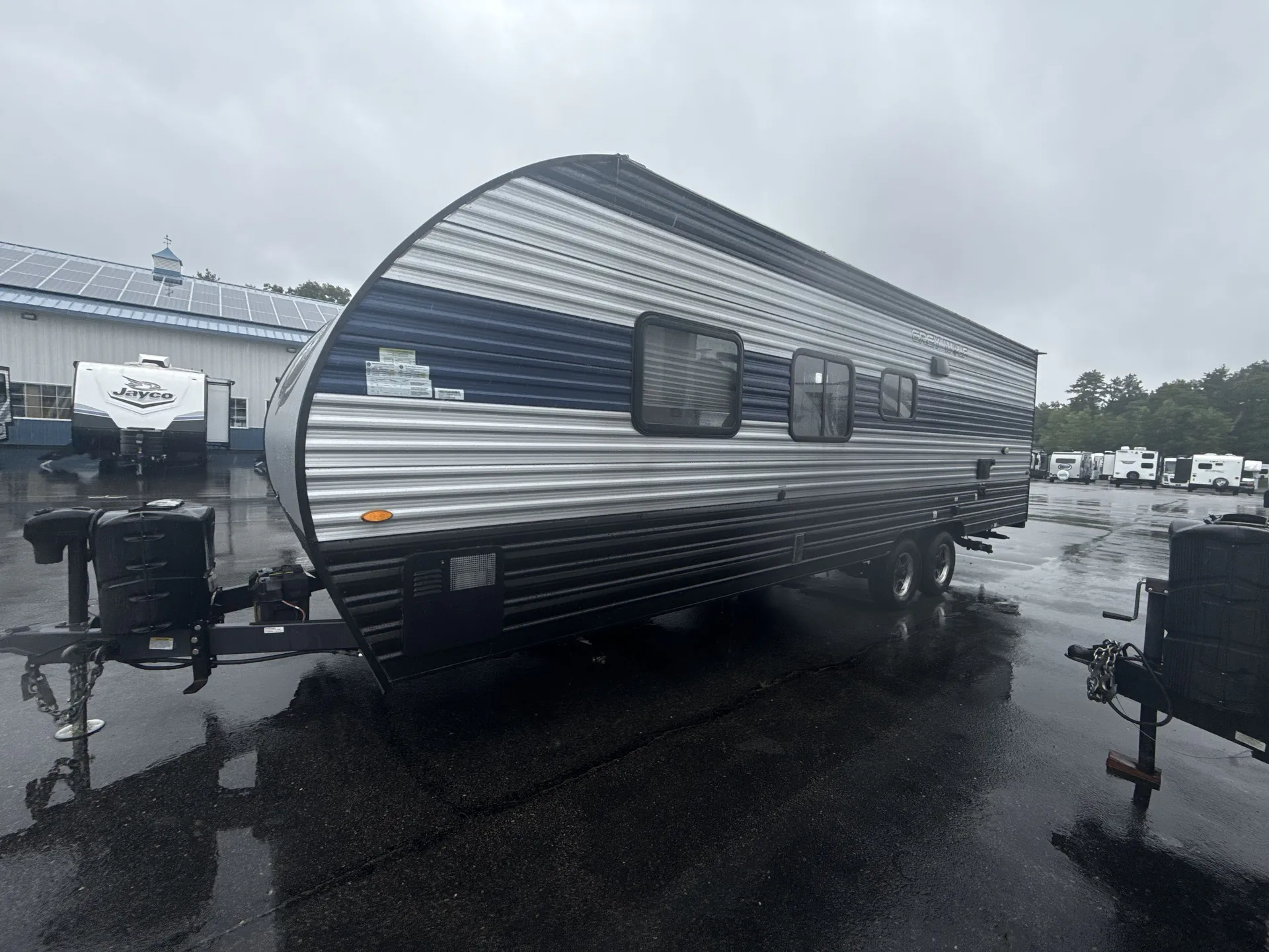 2022 Forest River Cherokee Grey Wolf 26DJSE — off campside