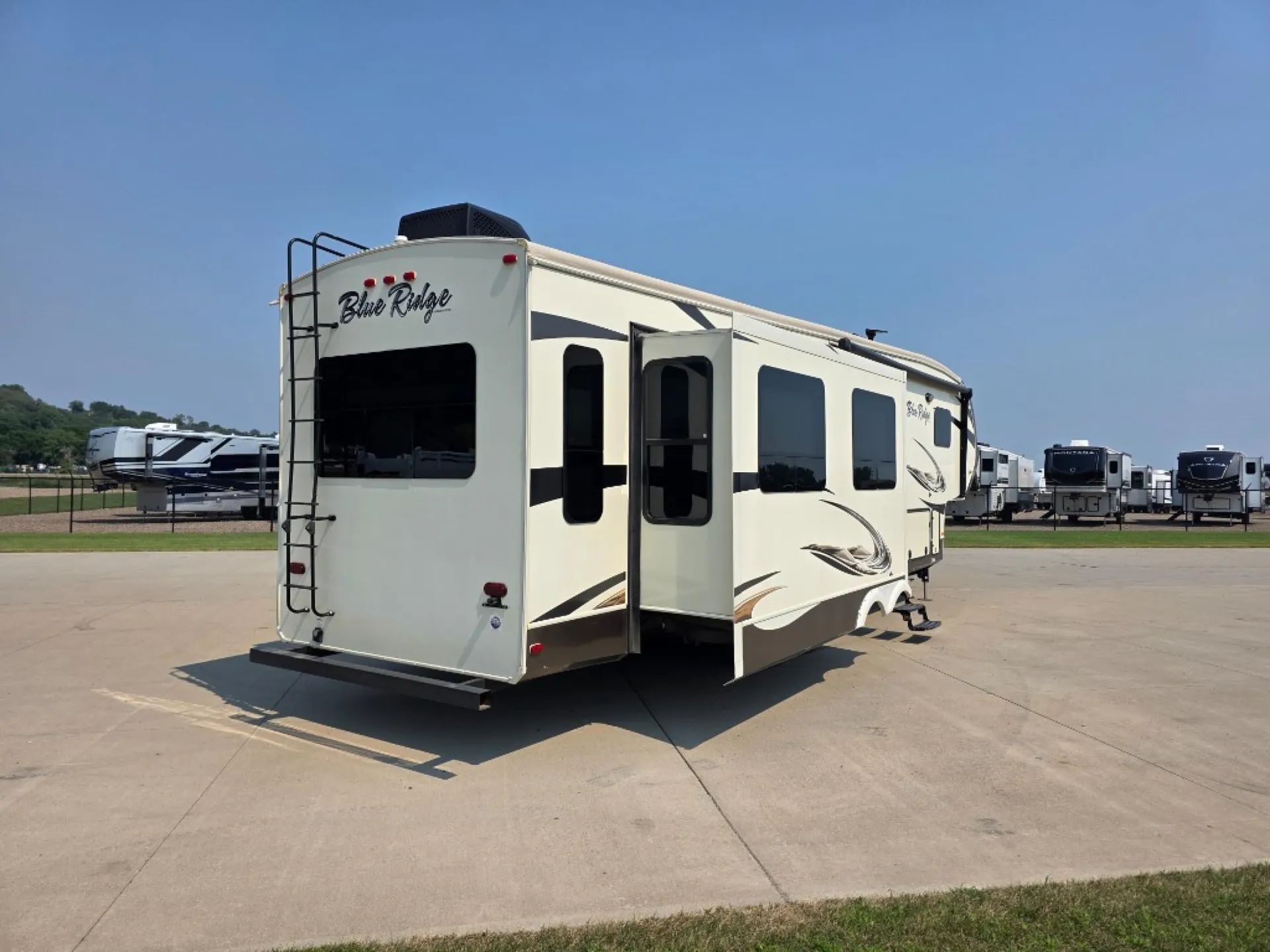 2016 Forest River Blue Ridge 3600RS - Photo 4