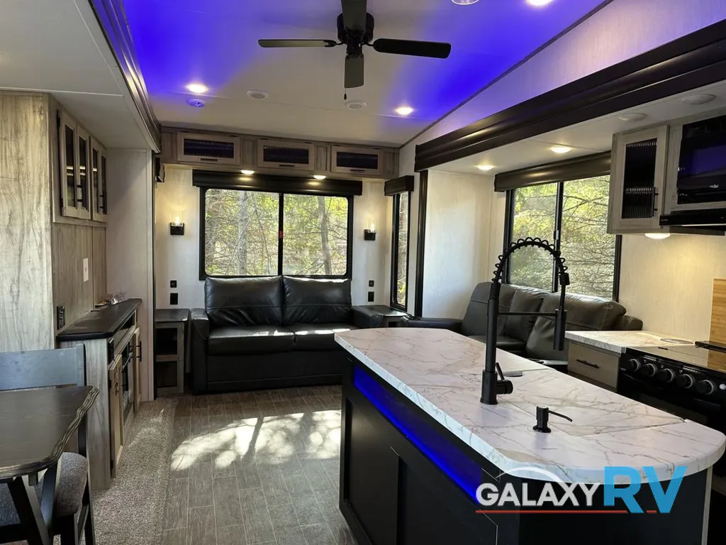2022 Forest River Cherokee Arctic Wolf 3550 SUITE, Photos photo 10