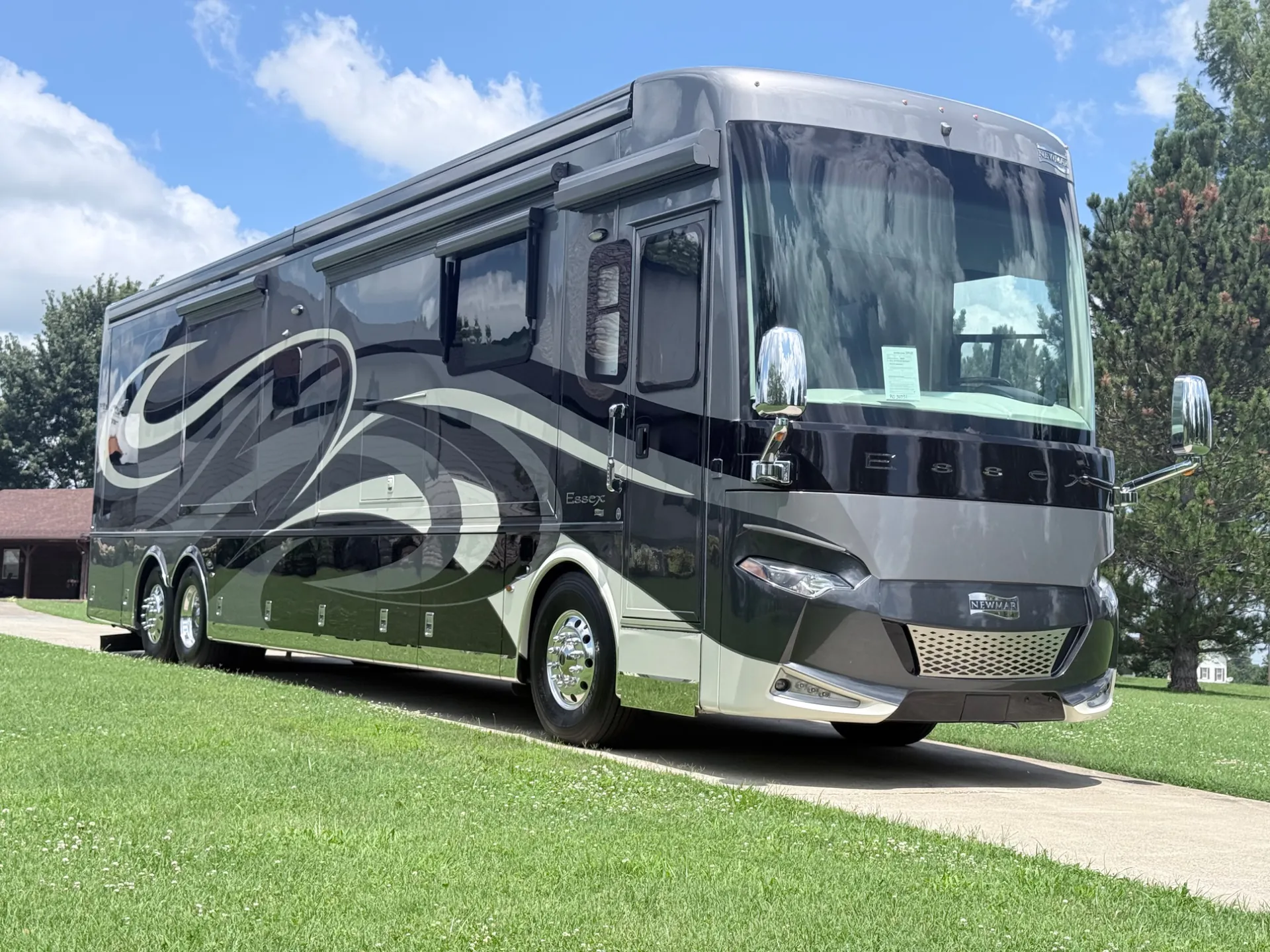 2019 Newmar Essex 4543 - Photo 3