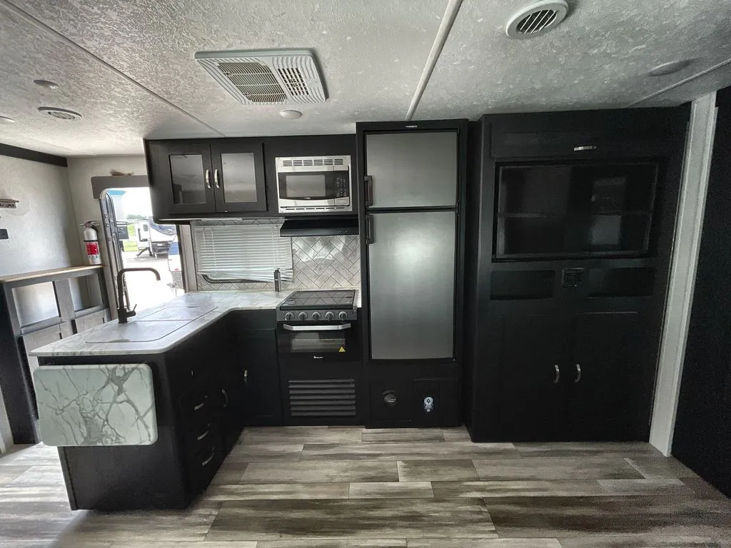 2023 Coachmen Freedom Express Ultra Lite 294BHDS - Photo 4