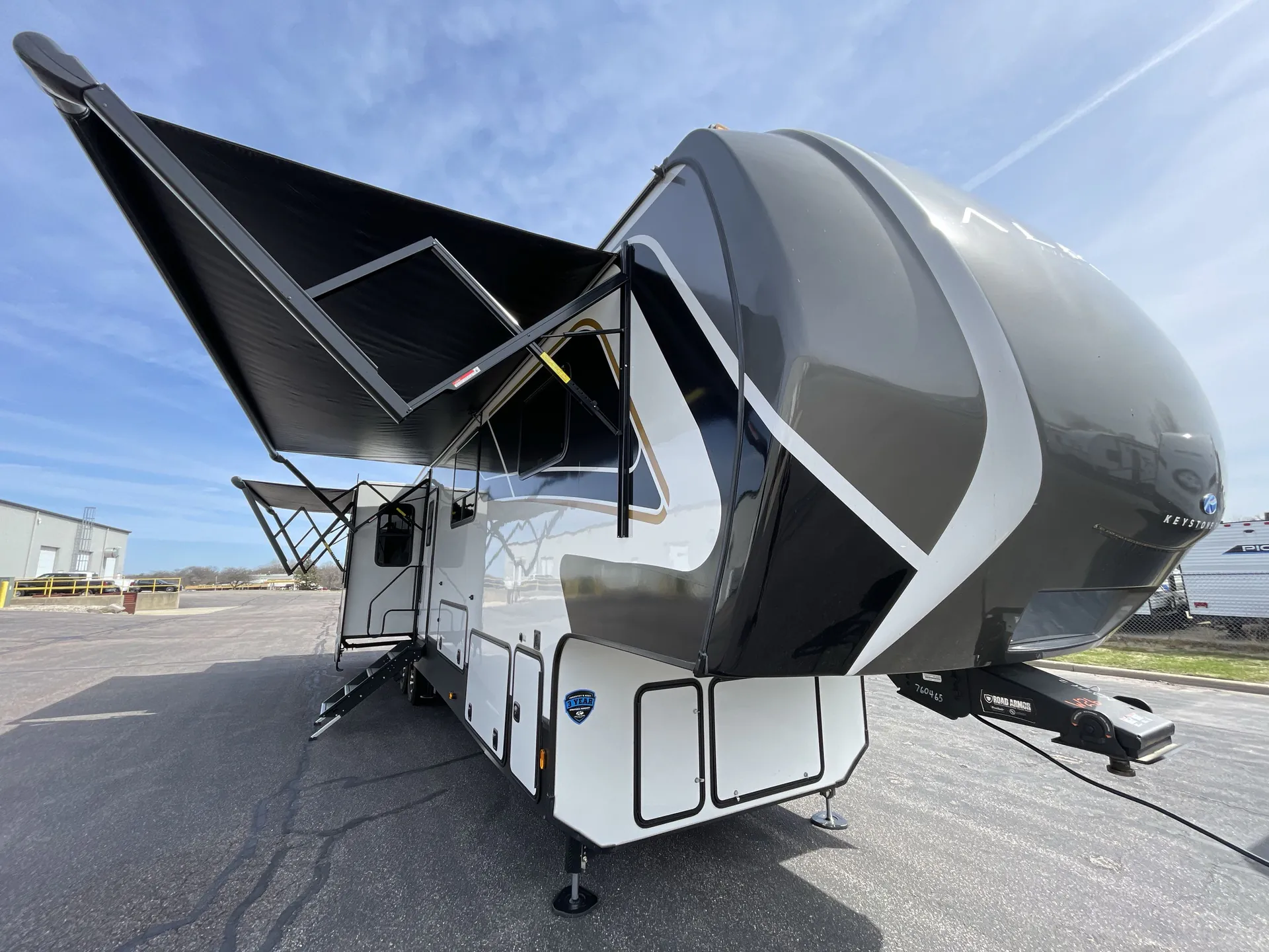 2025 Keystone Avalanche 379MB - Photo 2