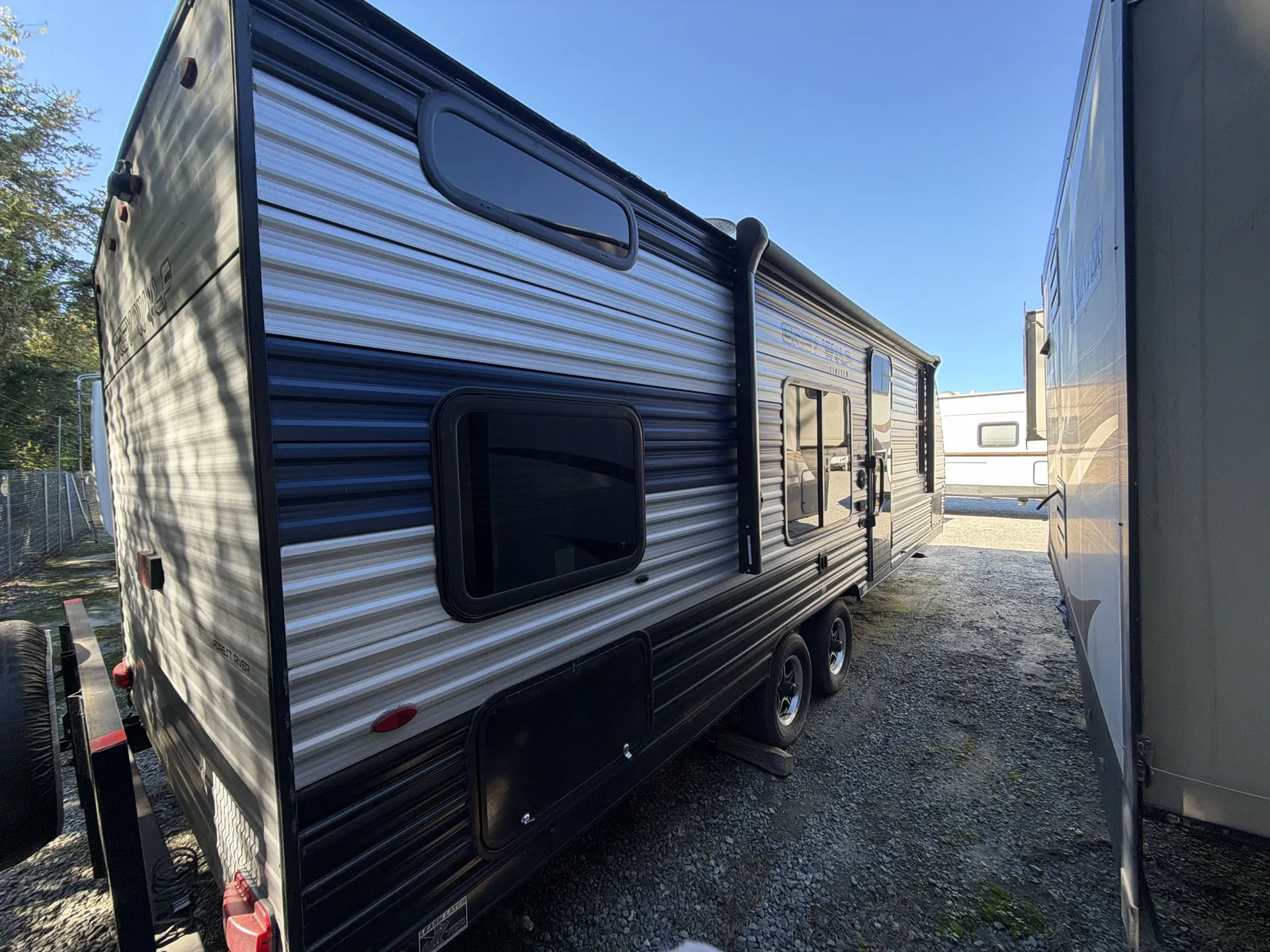 2022 Forest River Cherokee Grey Wolf 26DJSE — off campside