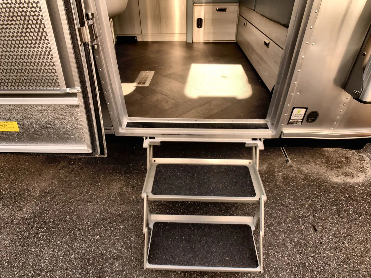 2027 Airstream International 28RB Twin - Photo 2