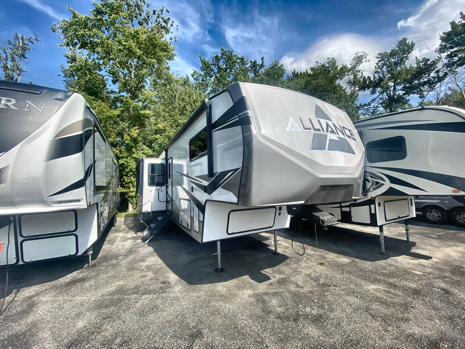 2022 Alliance RV Avenue 32RLS - Photo 2