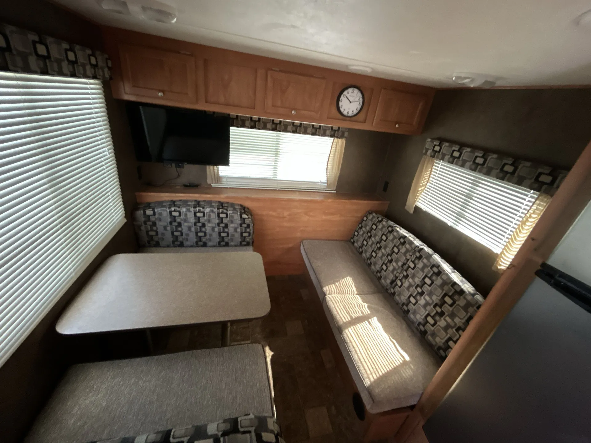 2015 Shasta Oasis 21CK — living area main