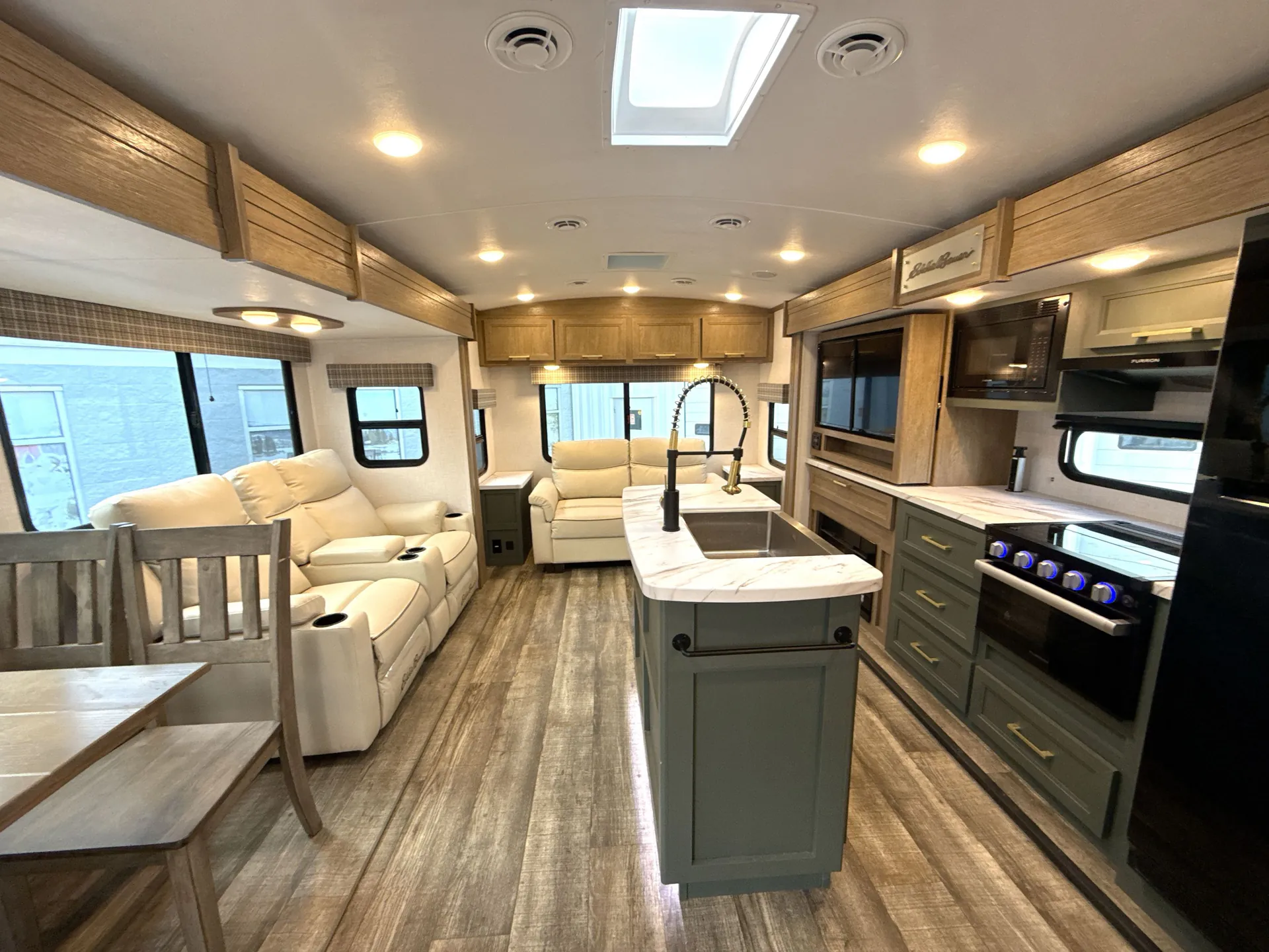 2024 dutchmen Eddie Bauer Signature 33RL — living area main