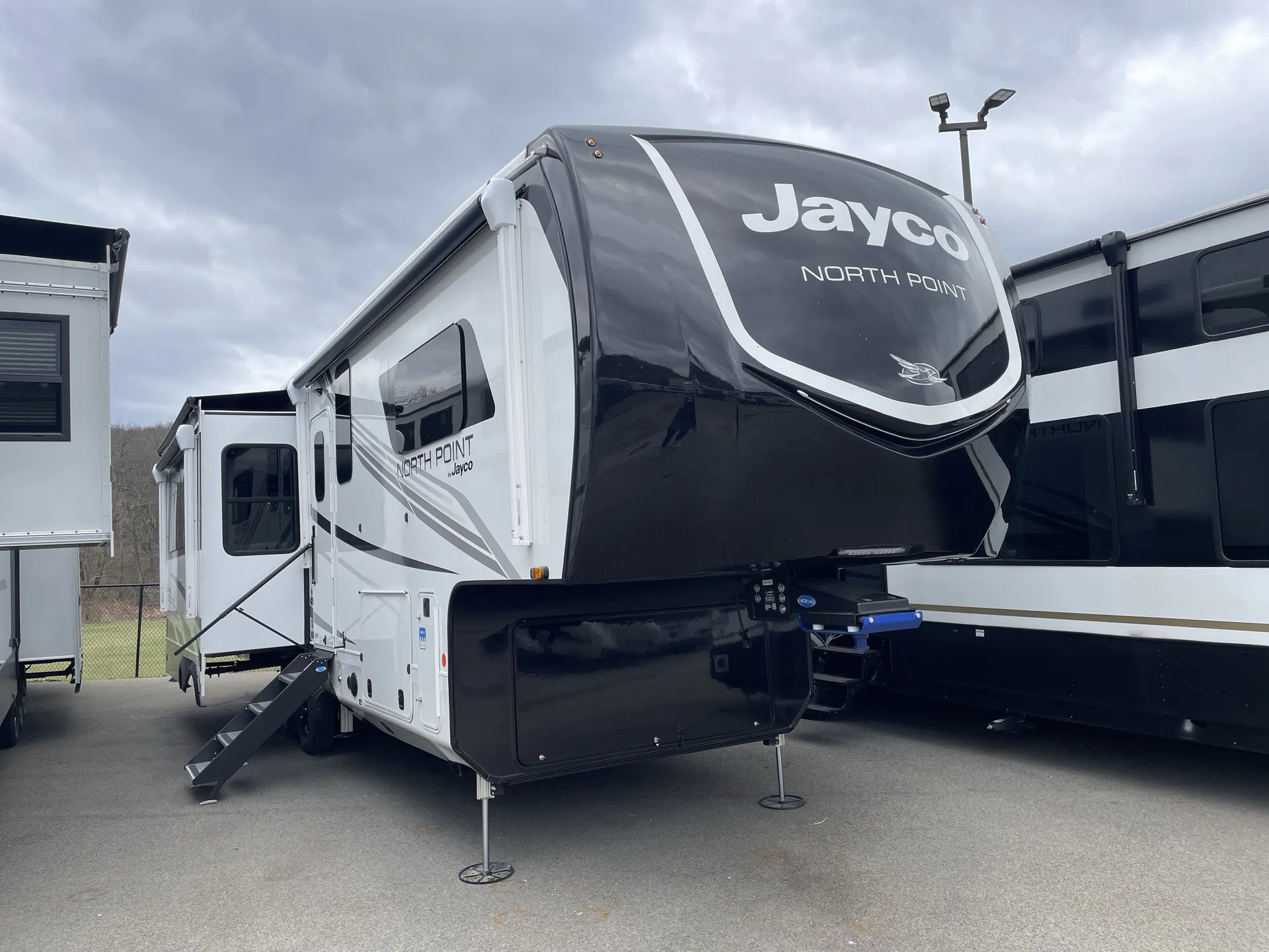 2026 Jayco North Point 310RLTS - Photo 2