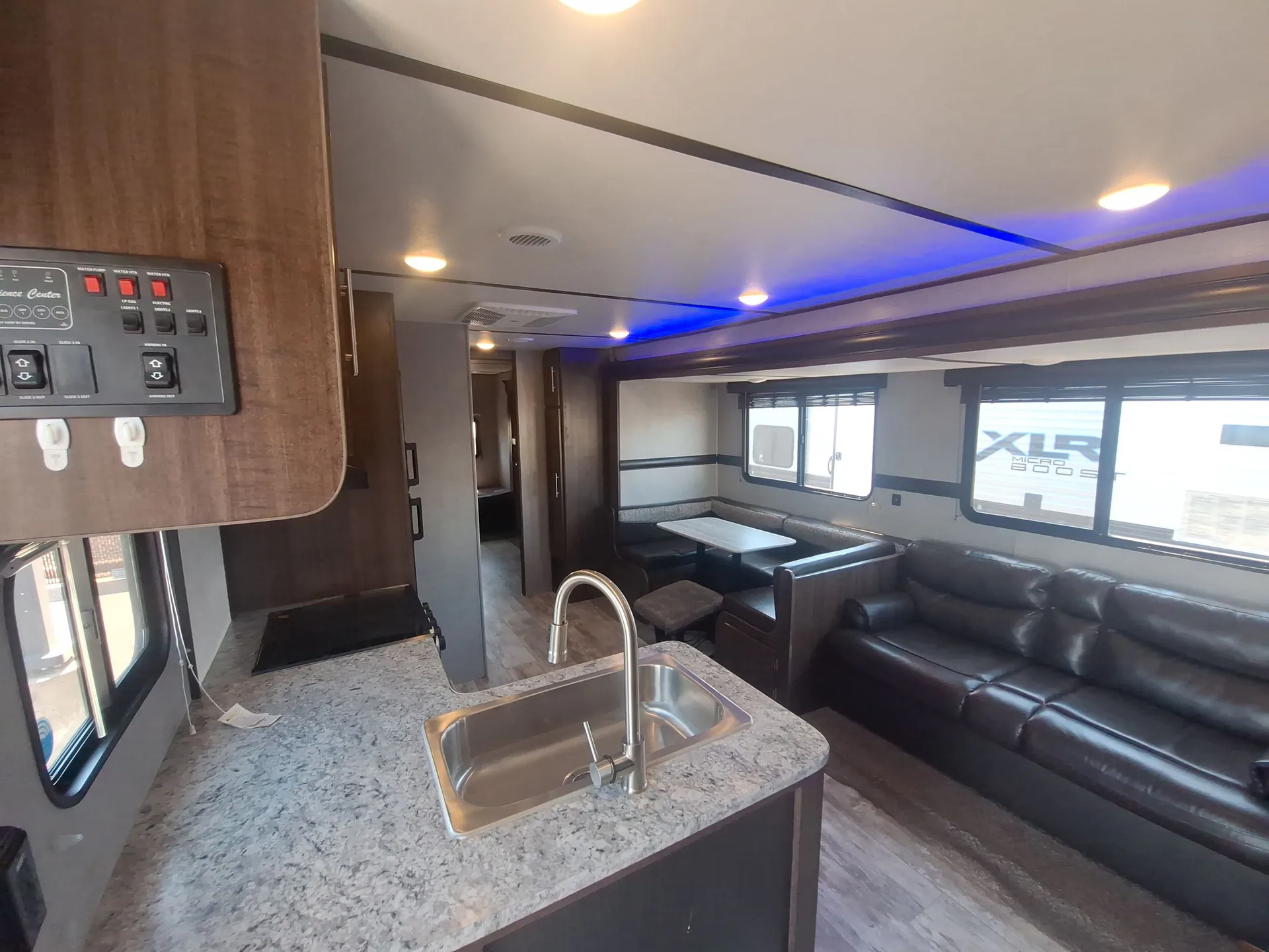 2019 crossroads Zinger 328SB — living area main