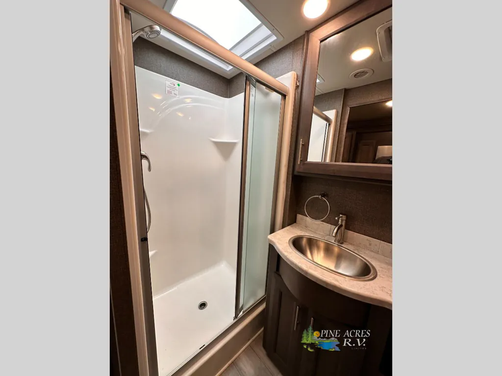 2022 Thor Motor Coach Challenger 35MQ, Photos photo 40