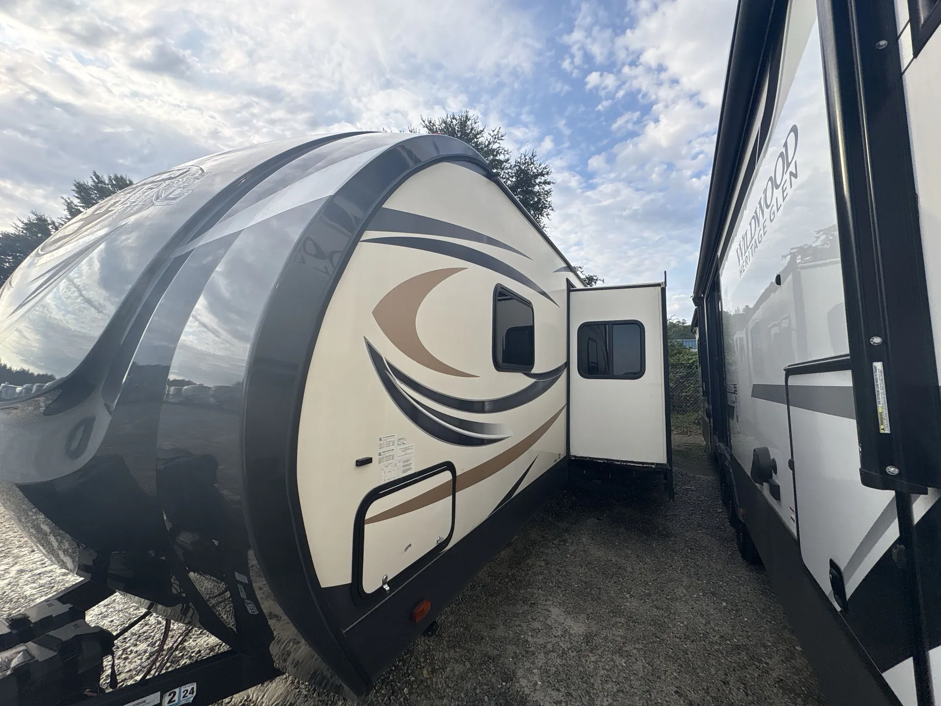 2017 Forest River Salem Hemisphere Lite 300BH — off campside