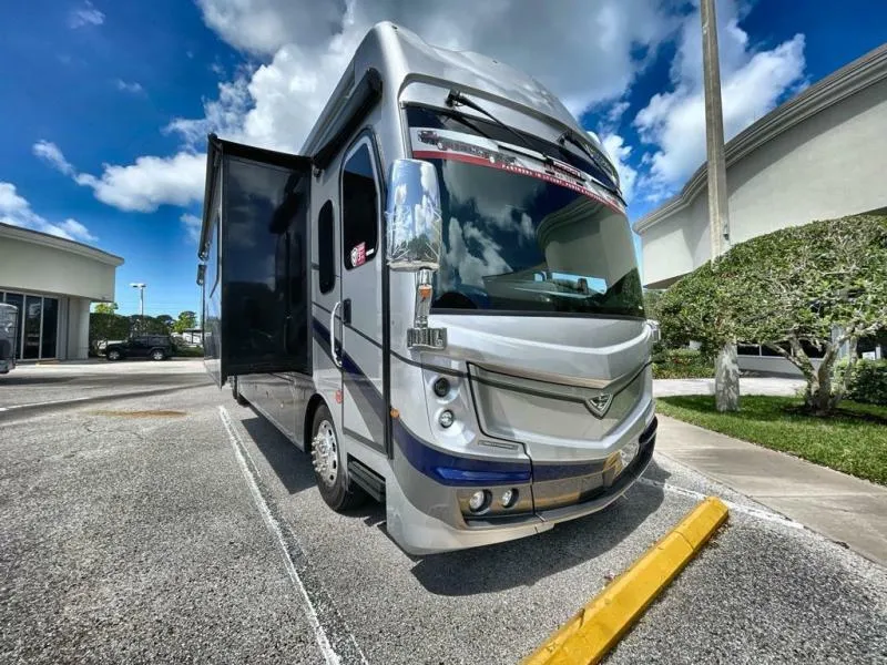 2024 Fleetwood Discovery LXE 44S - Photo 2