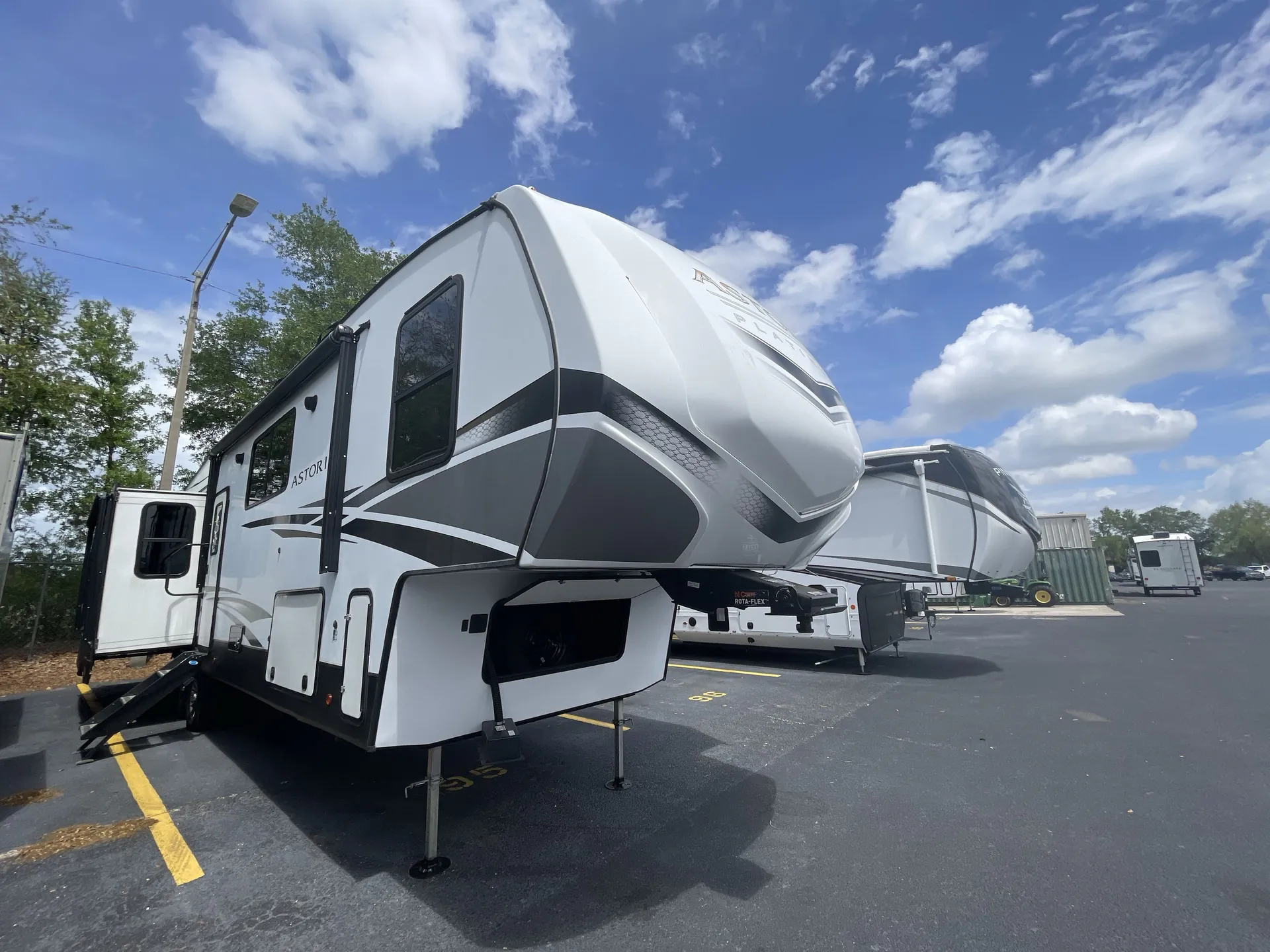 2022 Dutchmen Astoria Platinum 3553MBP - Photo 2