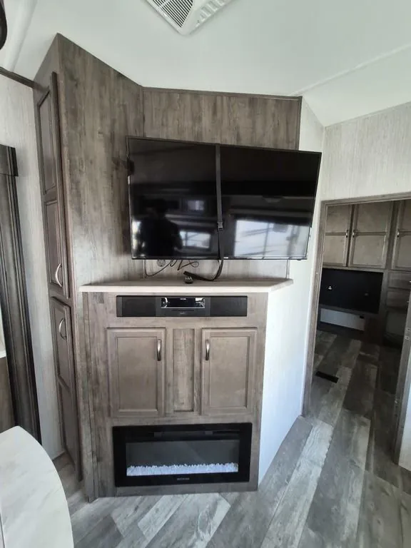 2021 Forest River Sandpiper 384QBOK, Photos photo 15