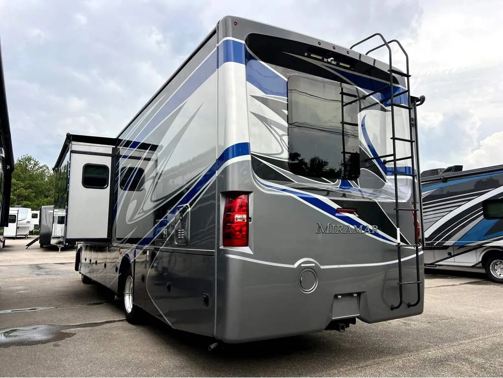 2022 Thor Motor Coach Miramar 35.2 - Photo 4