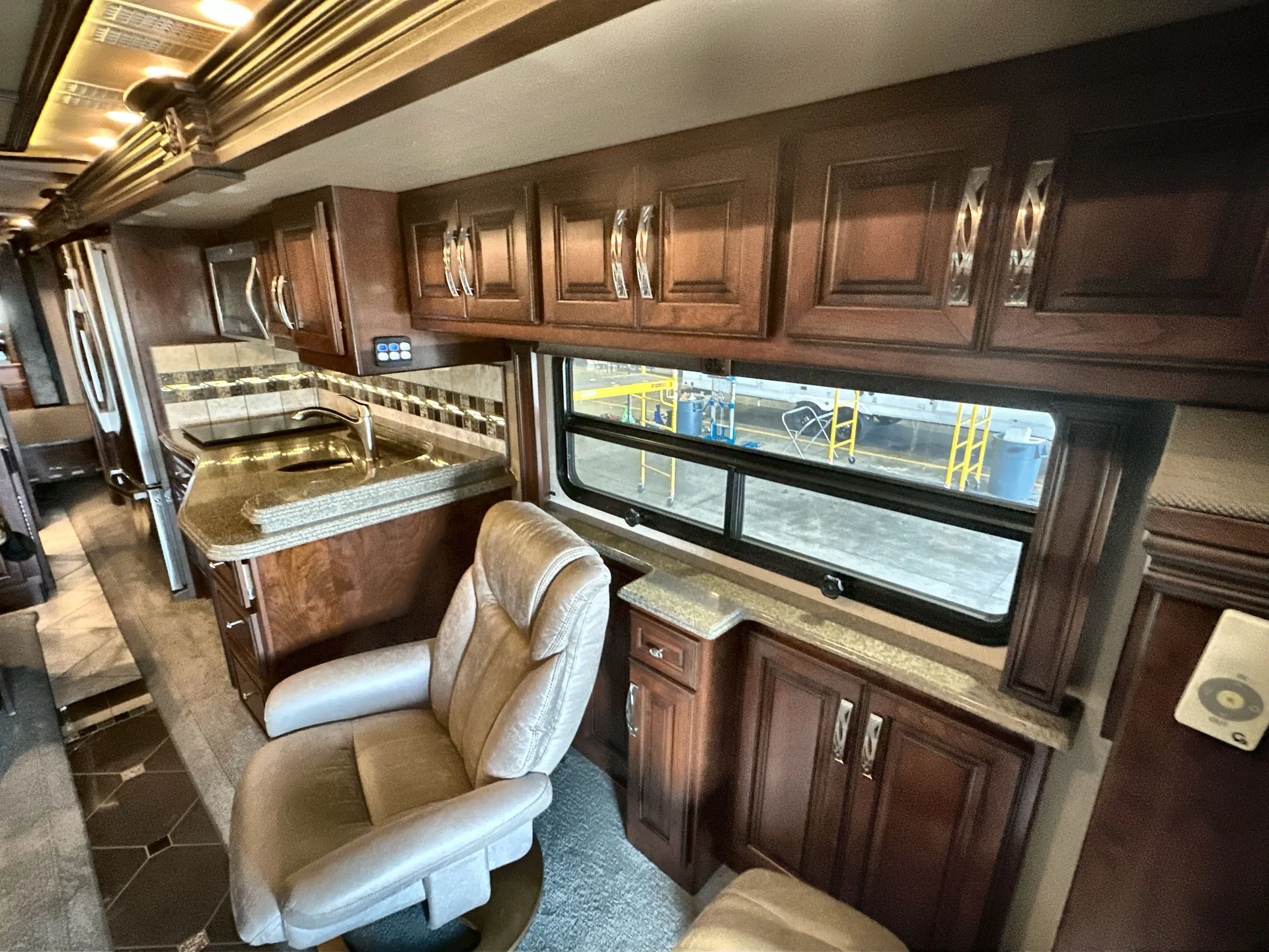 2016 American Coach American Tradition 42M — living area main
