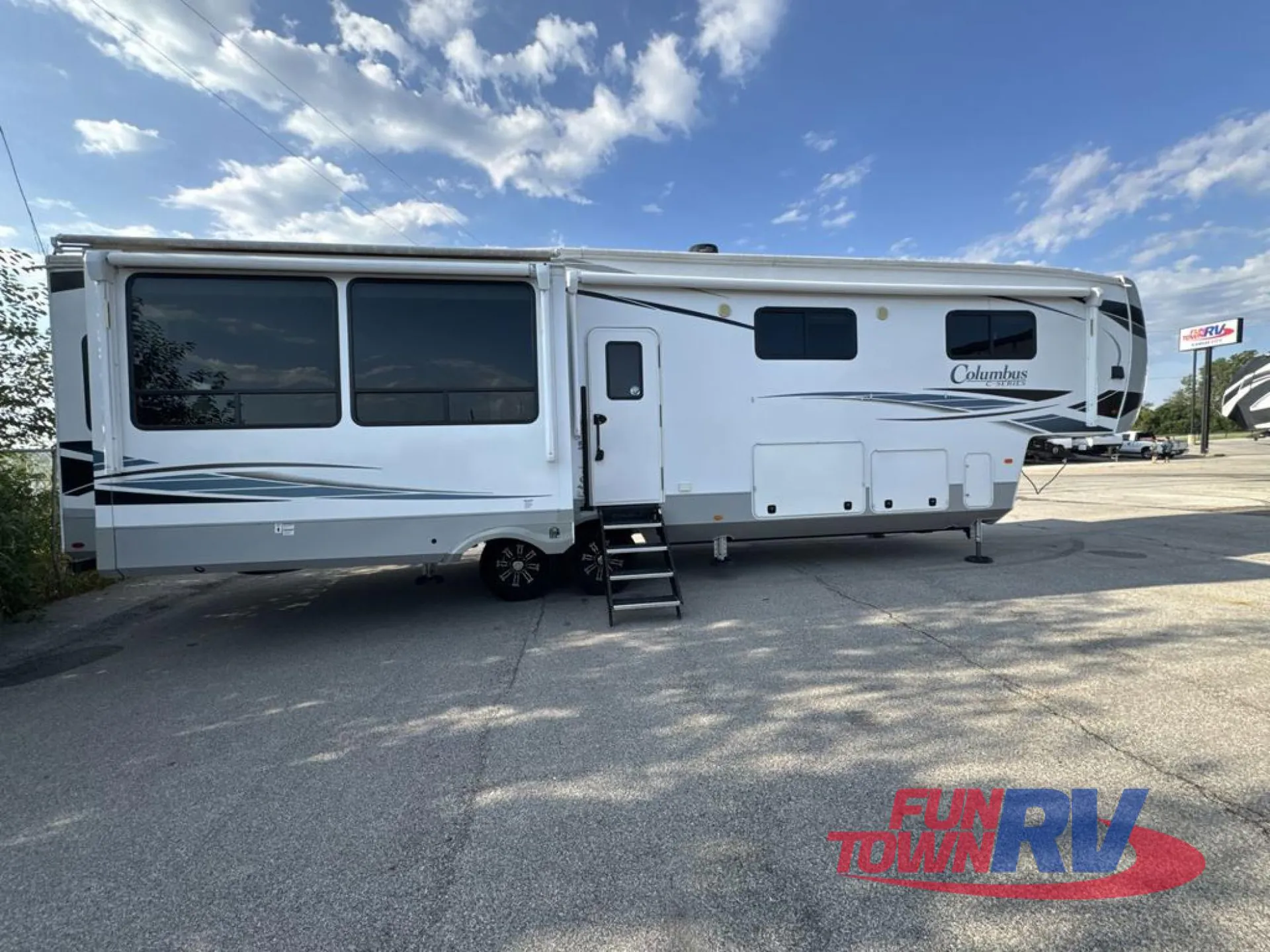 2022 Palomino Columbus 379MB dealer photo 7 from Fun Town RV