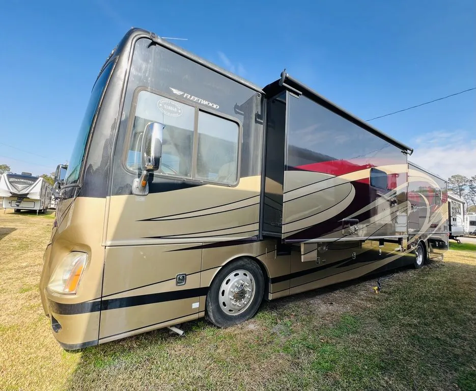 2016 Fleetwood Discovery LXE 40G - Photo 4