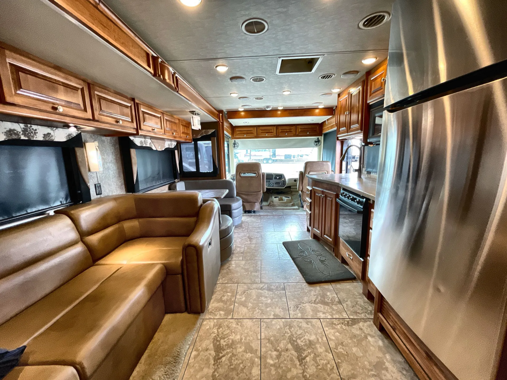 2015 Tiffin Open Road Allegro 32 SA — living area main