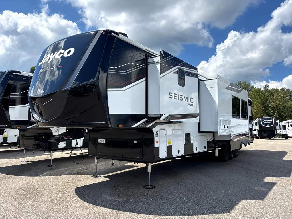 2026 Jayco Seismic 413 - Photo 4