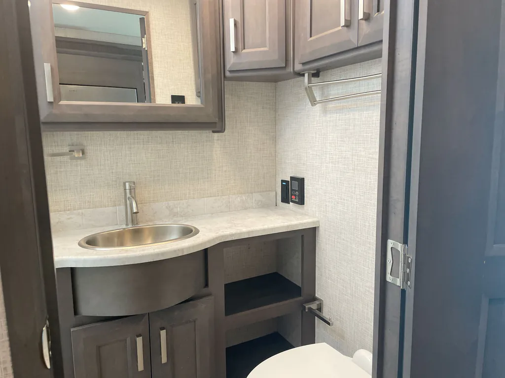 2023 Thor Motor Coach Challenger 35MQ, Photos photo 17