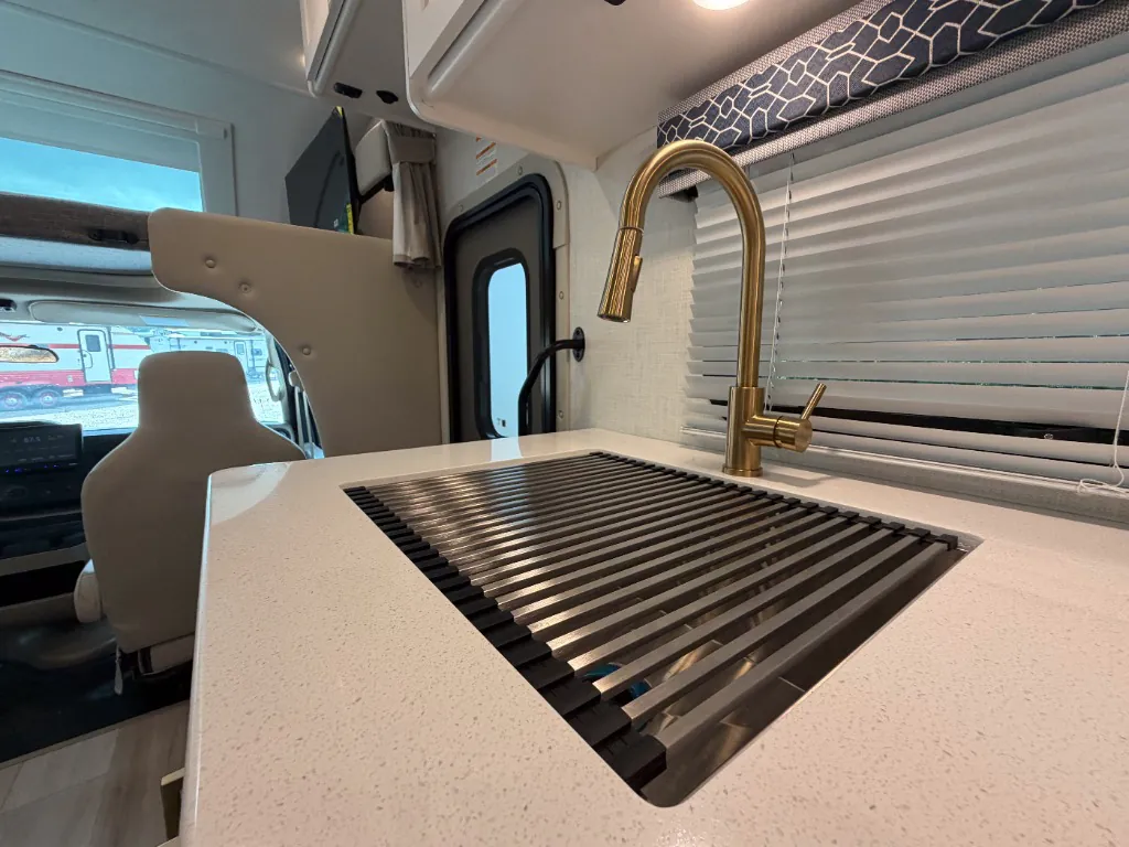 2027 Thor Motor Coach Quantum HS31, Photos photo 21