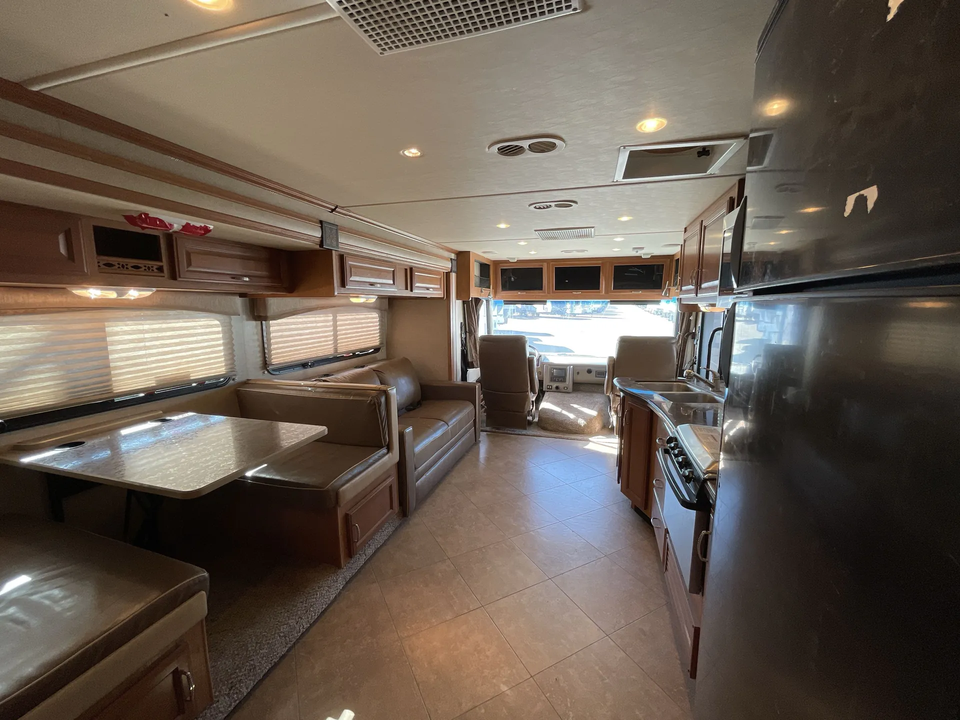 2015 Fleetwood Bounder Classic 34B — living area main