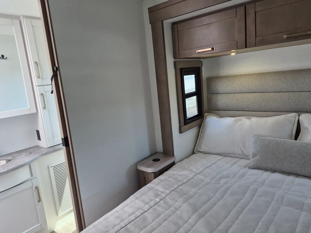 2027 Entegra Coach Vision XL 36C, Photos photo 17