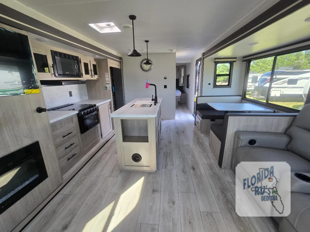 2027 East to West Della Terra 272RL, Photos photo 8