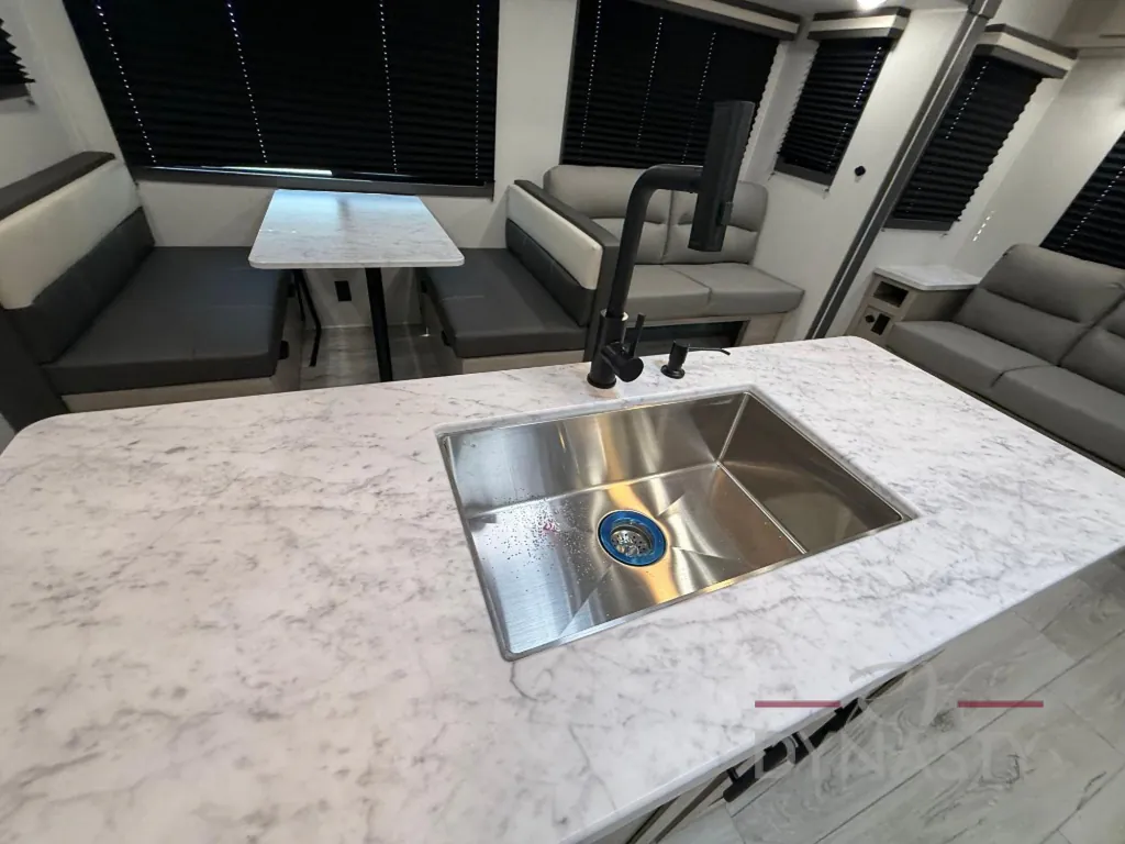 2027 East to West Della Terra 272RL, Photos photo 48