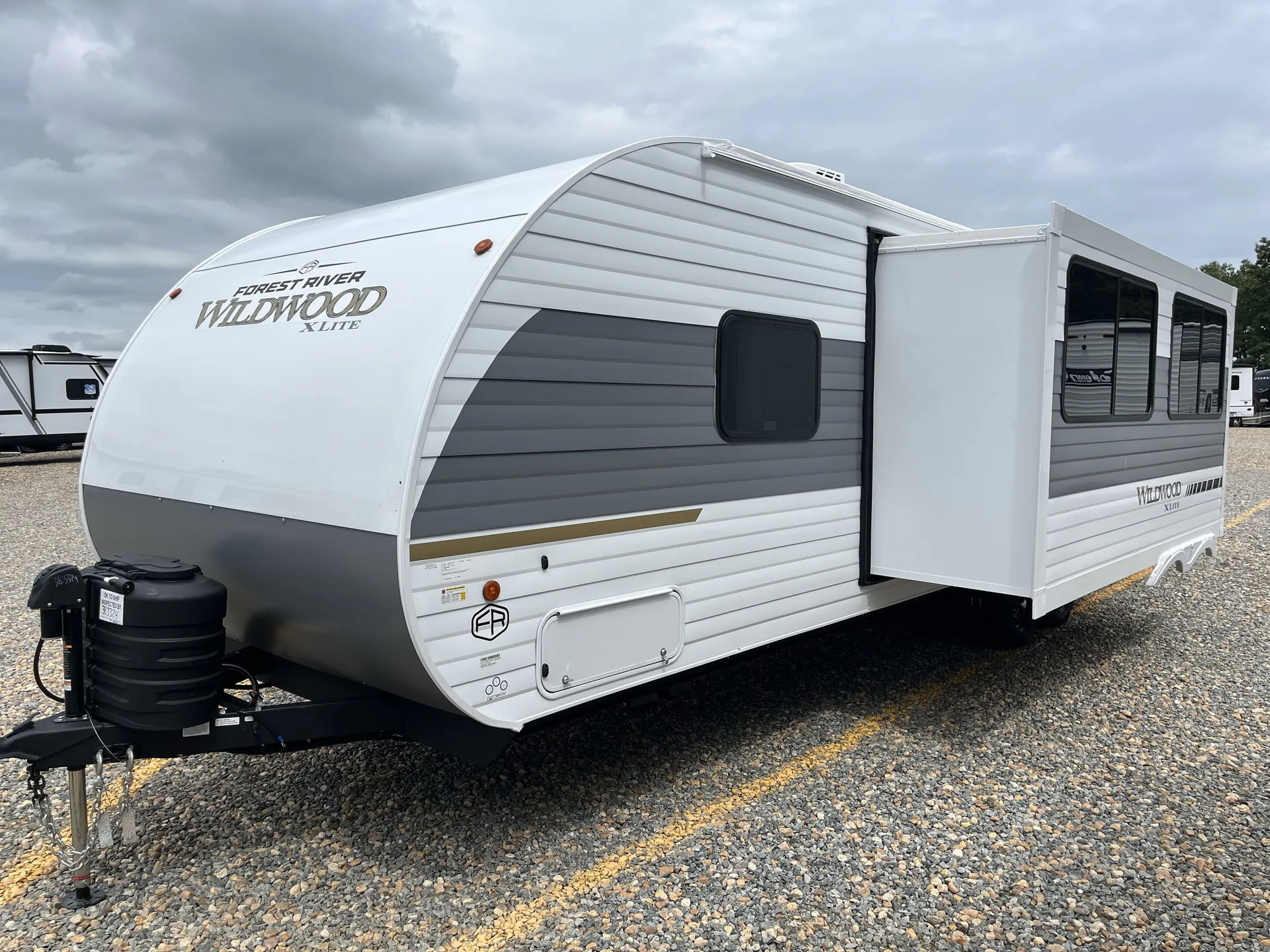 2027 Forest River Wildwood X-Lite 273QBXL — off campside