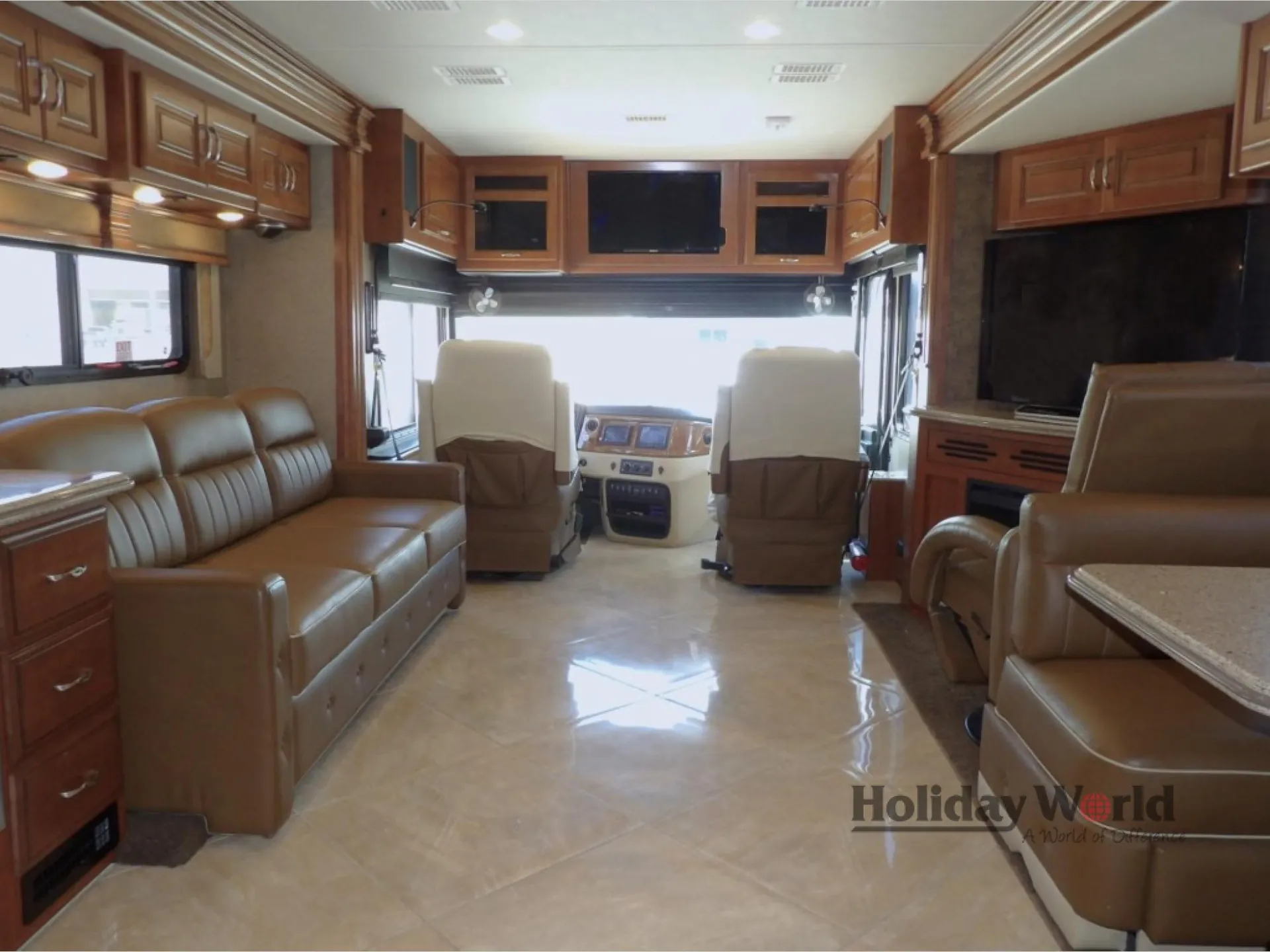 2015 Fleetwood Discovery 37R - Photo 3