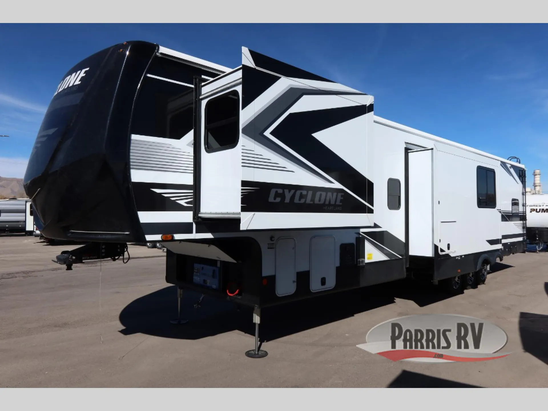 2026 Heartland Cyclone 3914 - Photo 4