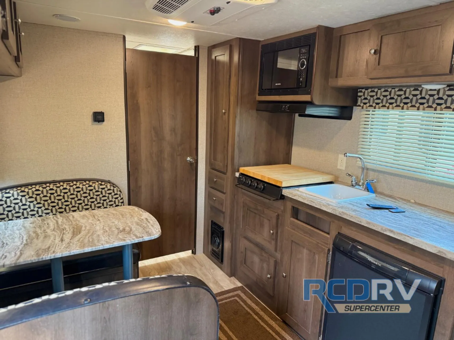2019 Shasta Oasis 18FQ - Photo 3