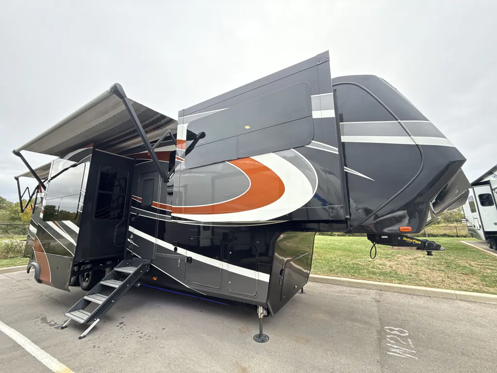 2018 Grand Design Momentum 376TH, Photos photo 5
