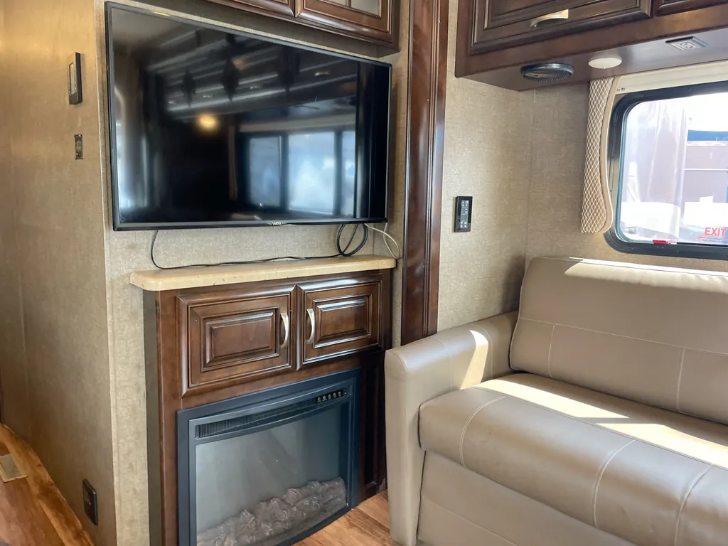 2017 Thor Motor Coach Challenger 37YT, Photos photo 13