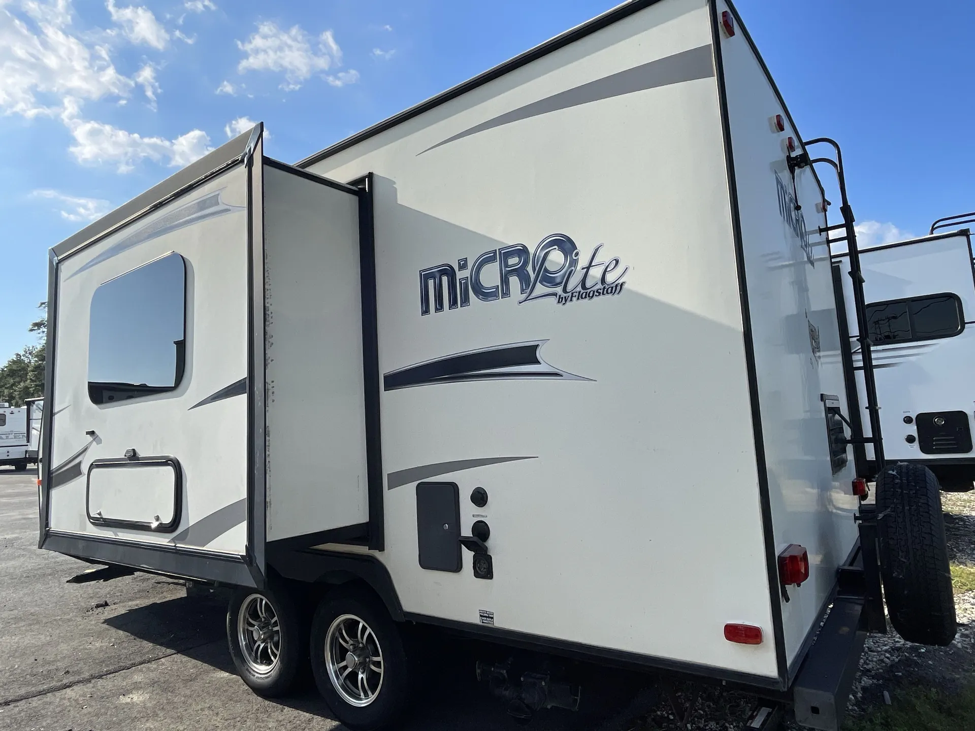 2018 Forest River Flagstaff Micro Lite 21FBRS — entertainment center