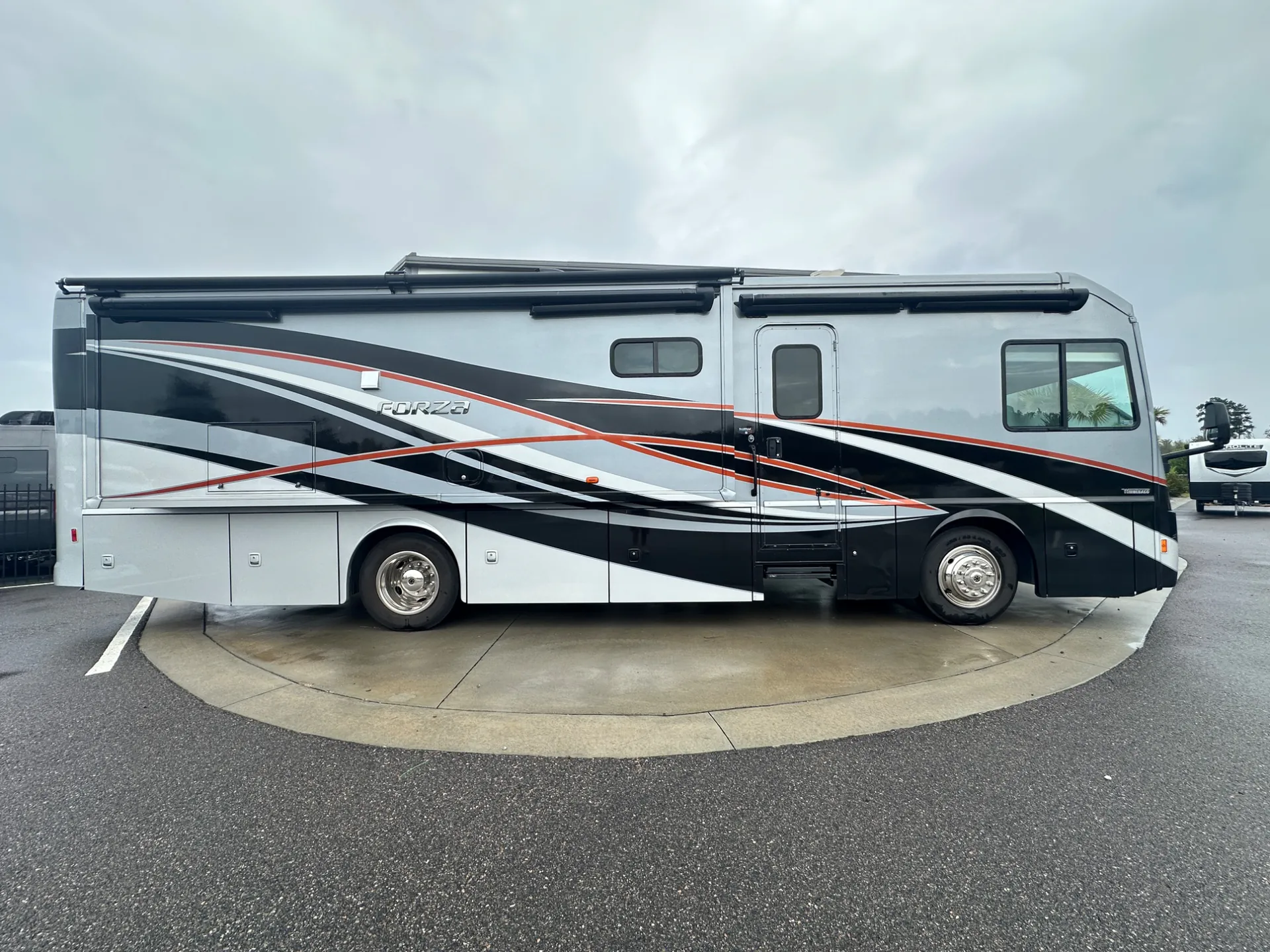 2017 Winnebago Forza 34T - Photo 3