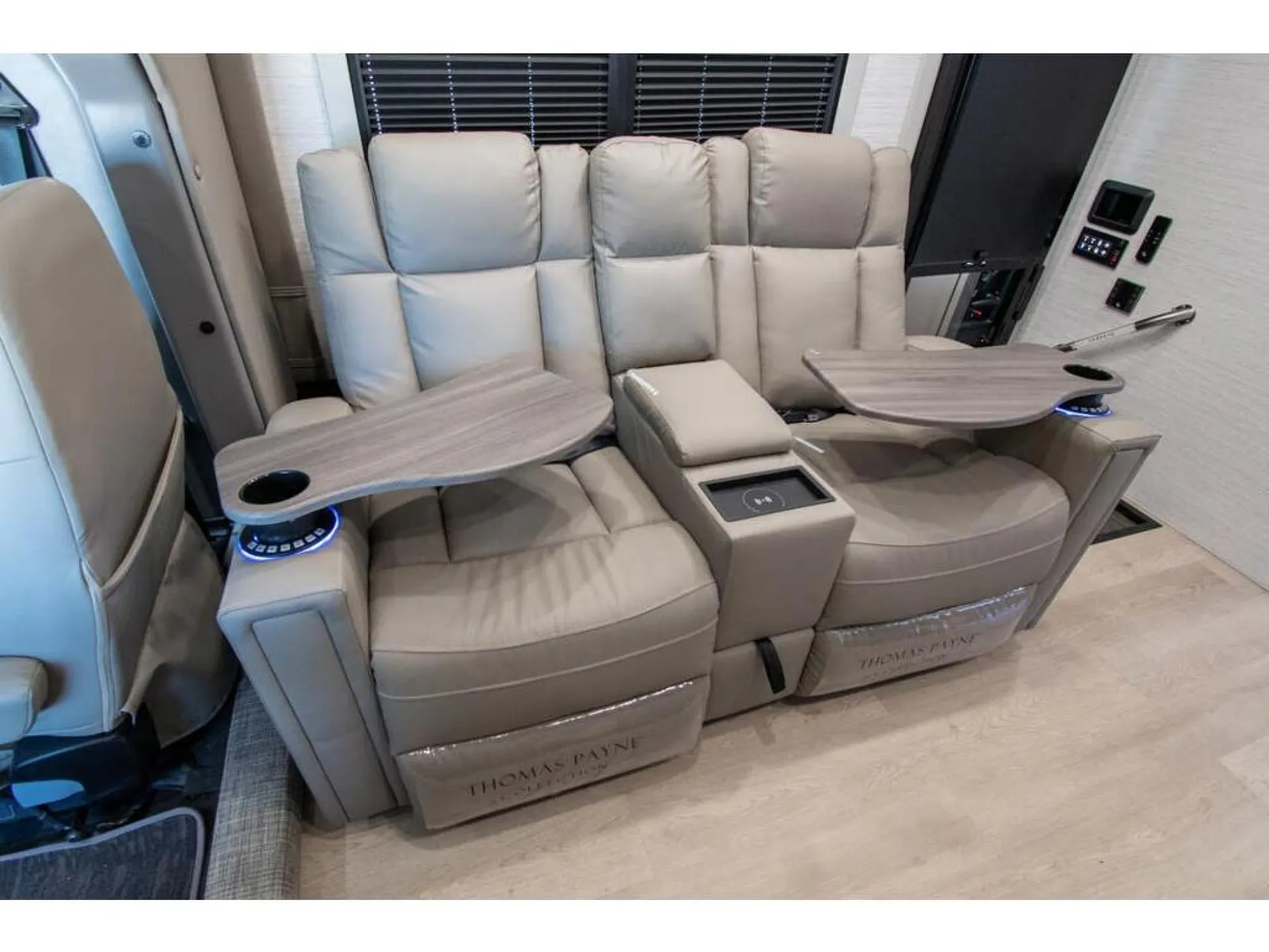 2027 Dynamax Corp DynaQuest XL 3200KD dealer photo 9 from Blue Compass RV