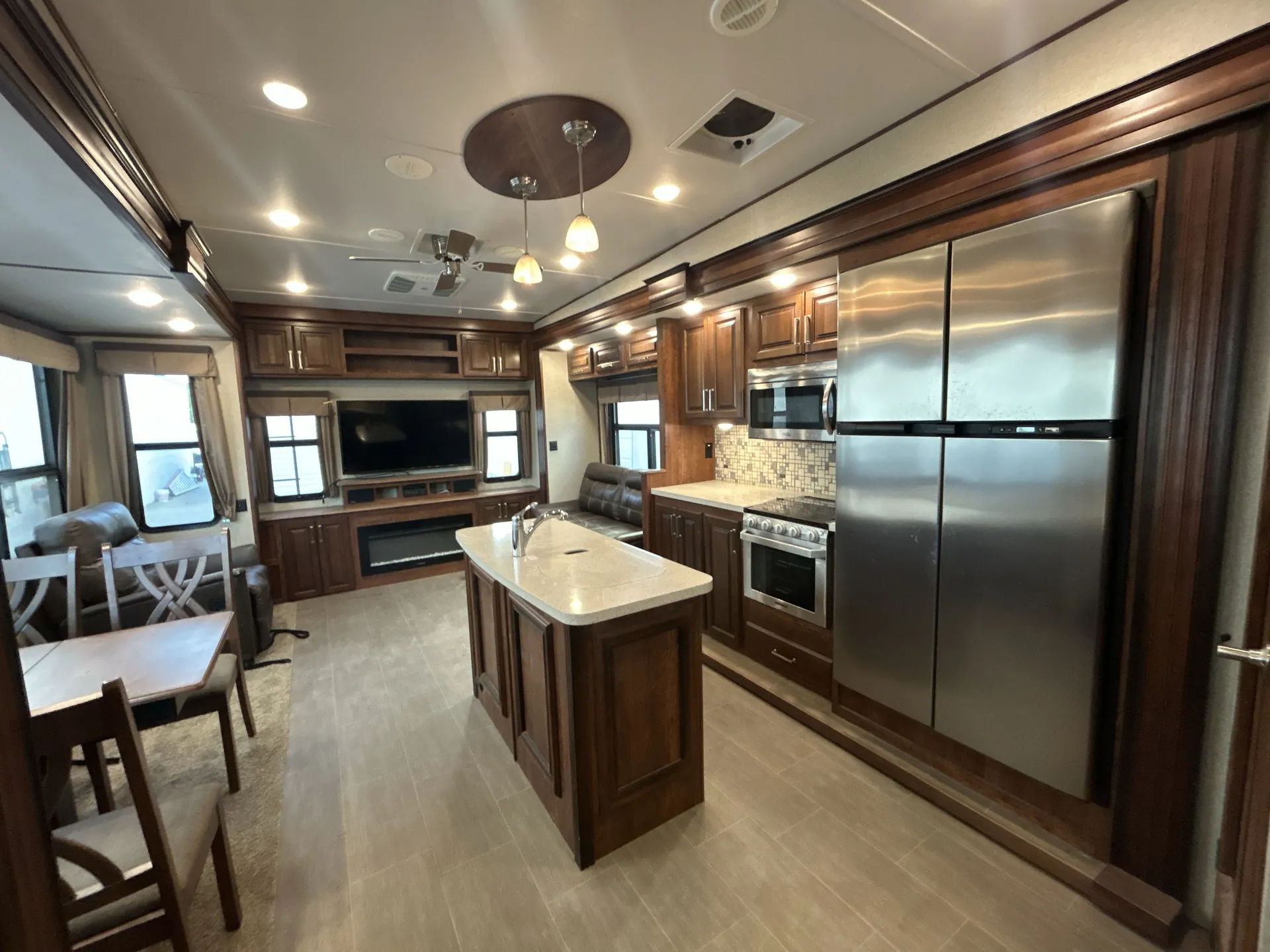 2018 Keystone Avalanche 300RE — campside