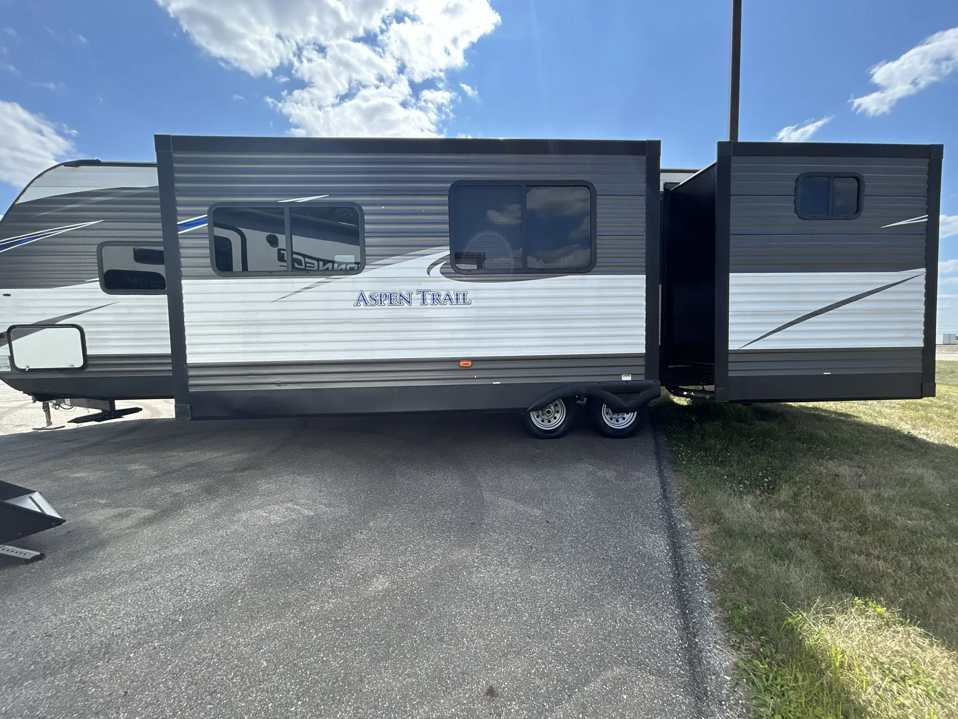 2019 dutchmen Aspen Trail 3210BHDS — living area main
