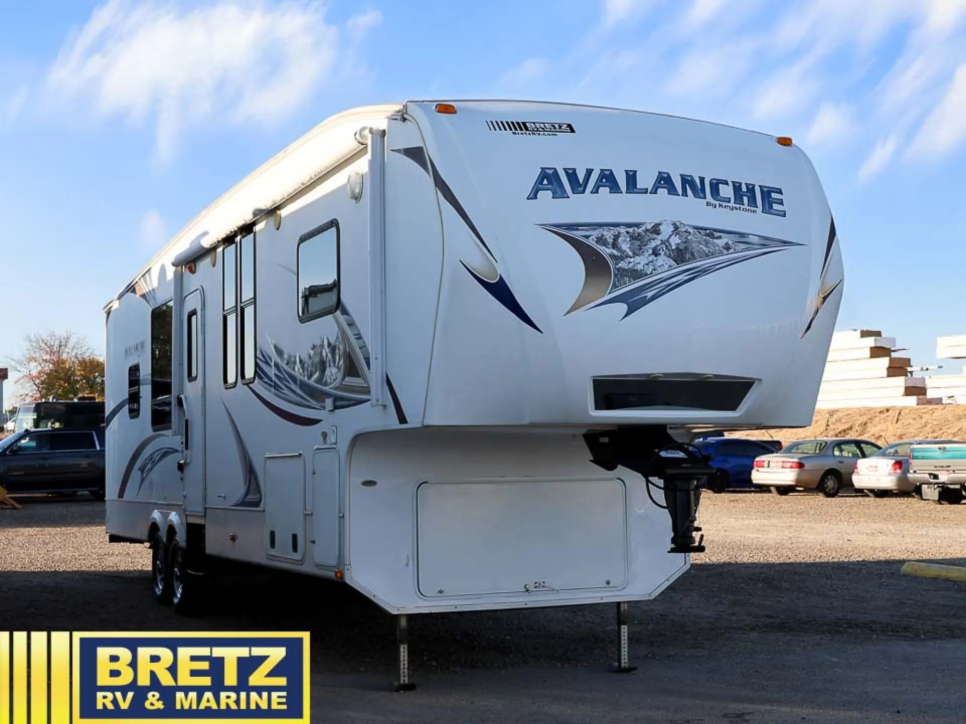 2011 Keystone Avalanche 320RK - Photo 2