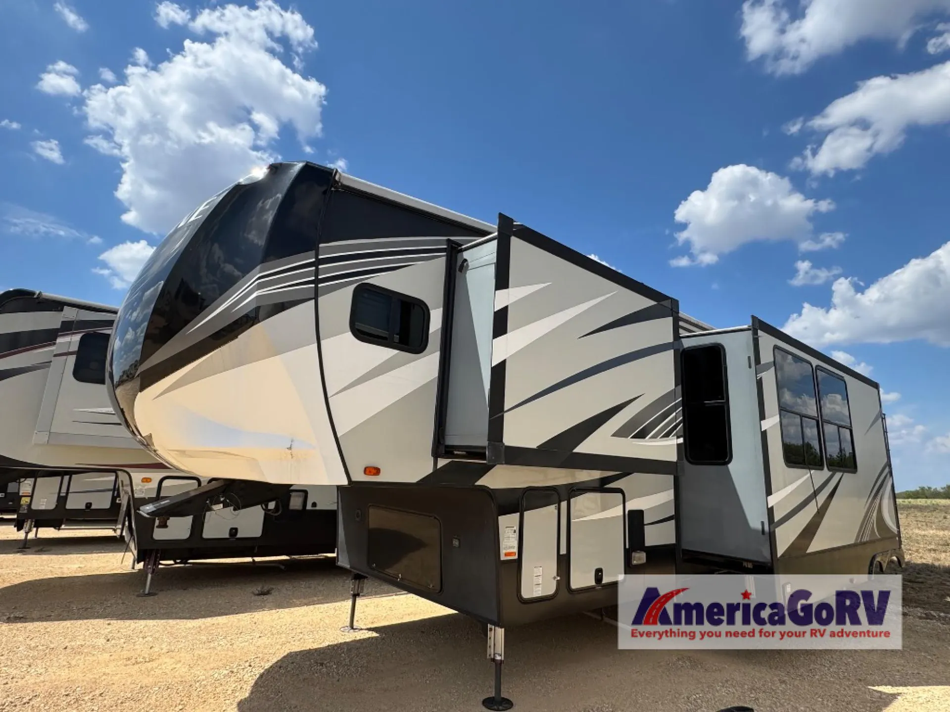 2019 Heartland Cyclone 4270 - Photo 3