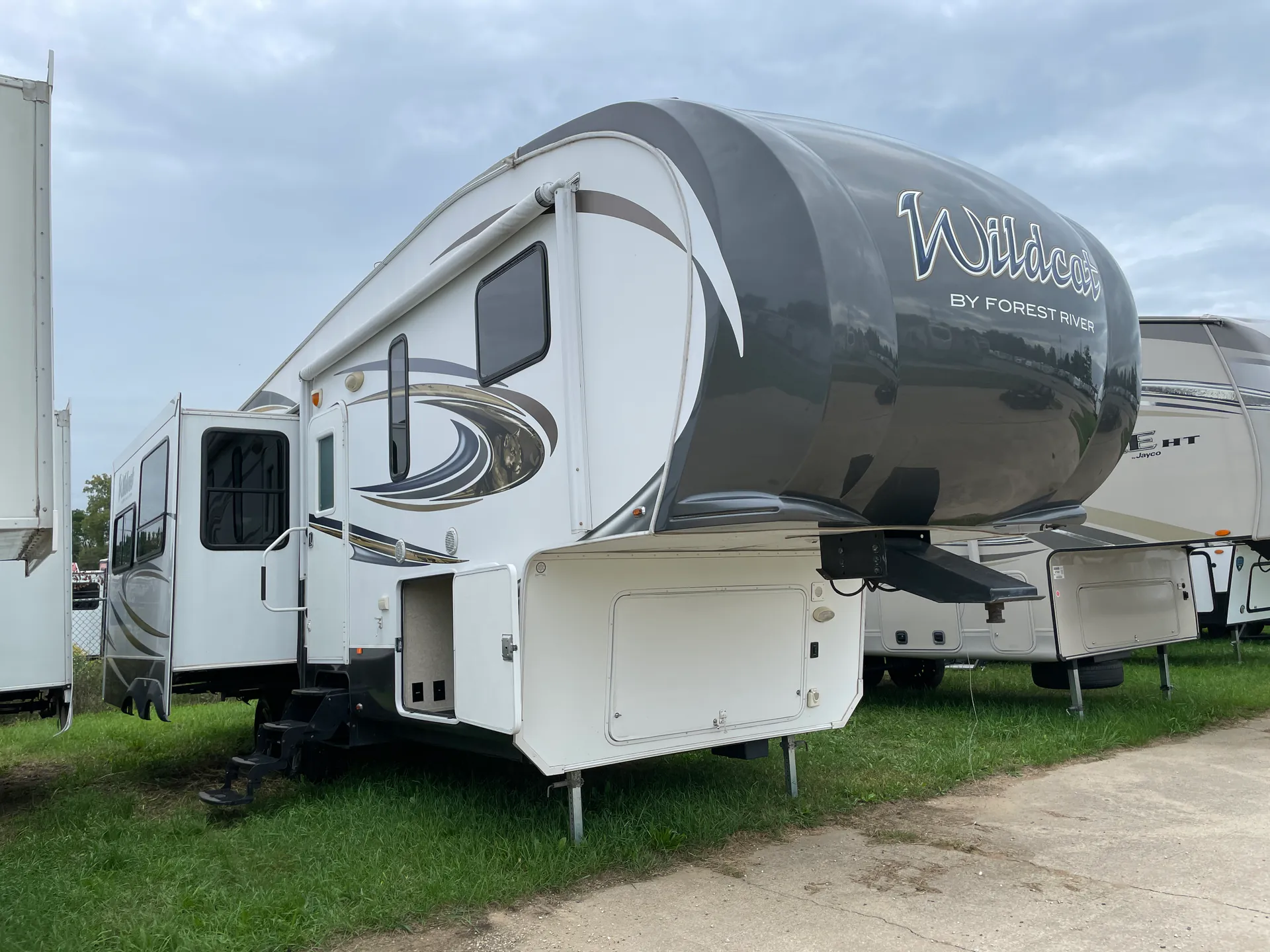 2015 Forest River Wildcat 295RSX - Photo 2