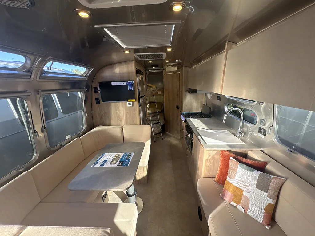 2026 Airstream Flying Cloud 30FB Office, Photos photo 3
