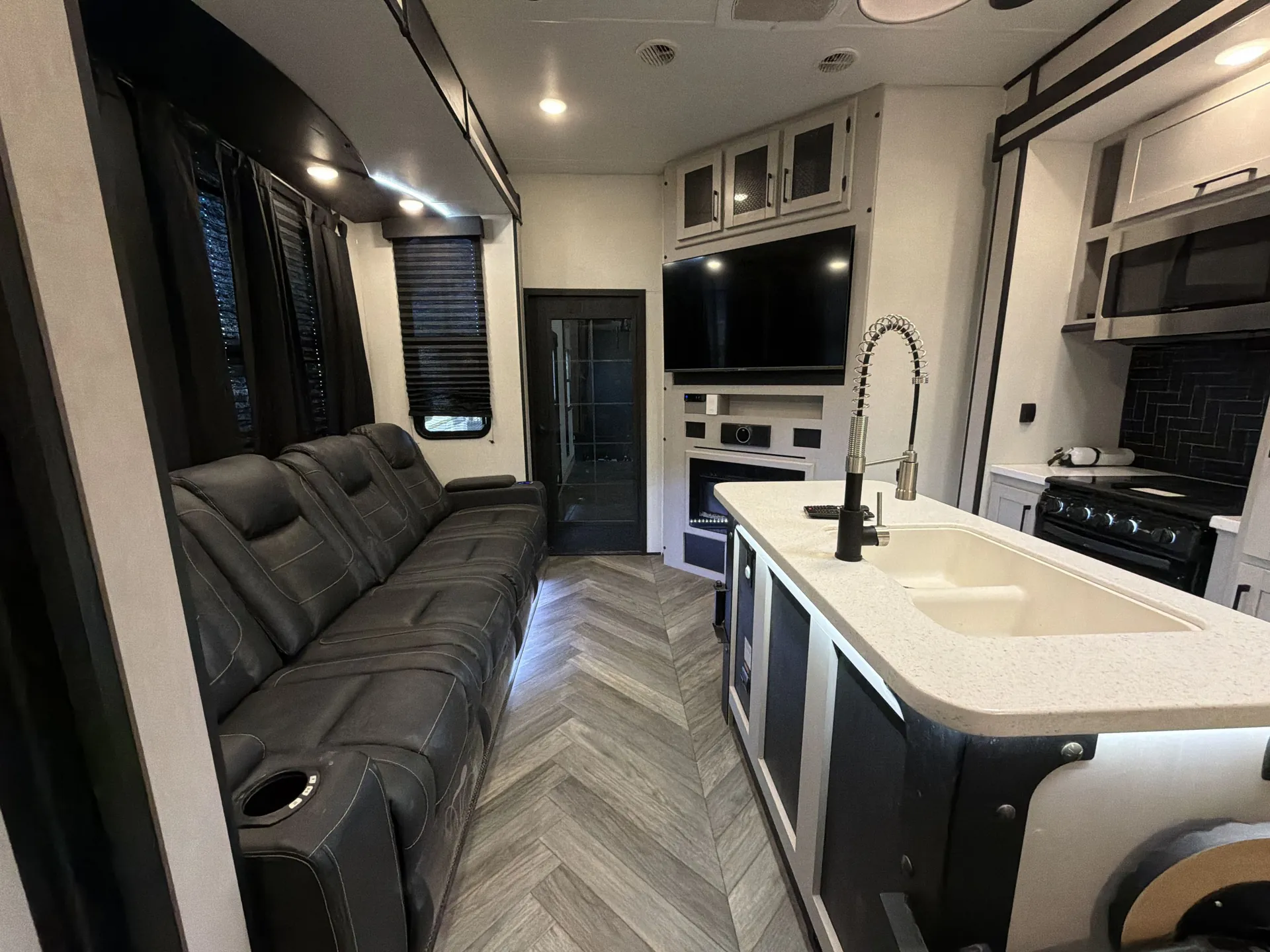 2024 Heartland Torque 418 — living area main