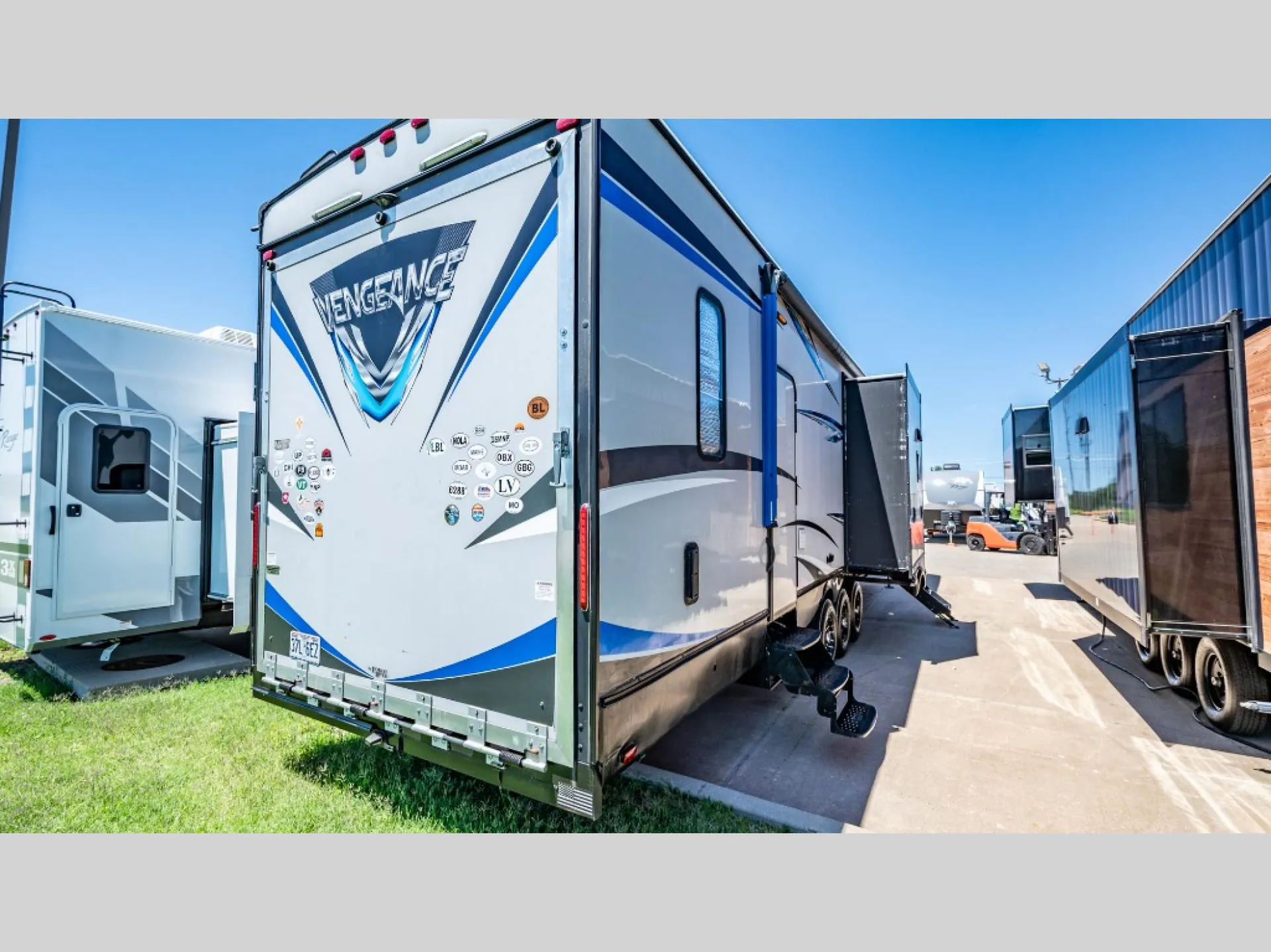 2019 Forest River Vengeance 377V - Photo 3