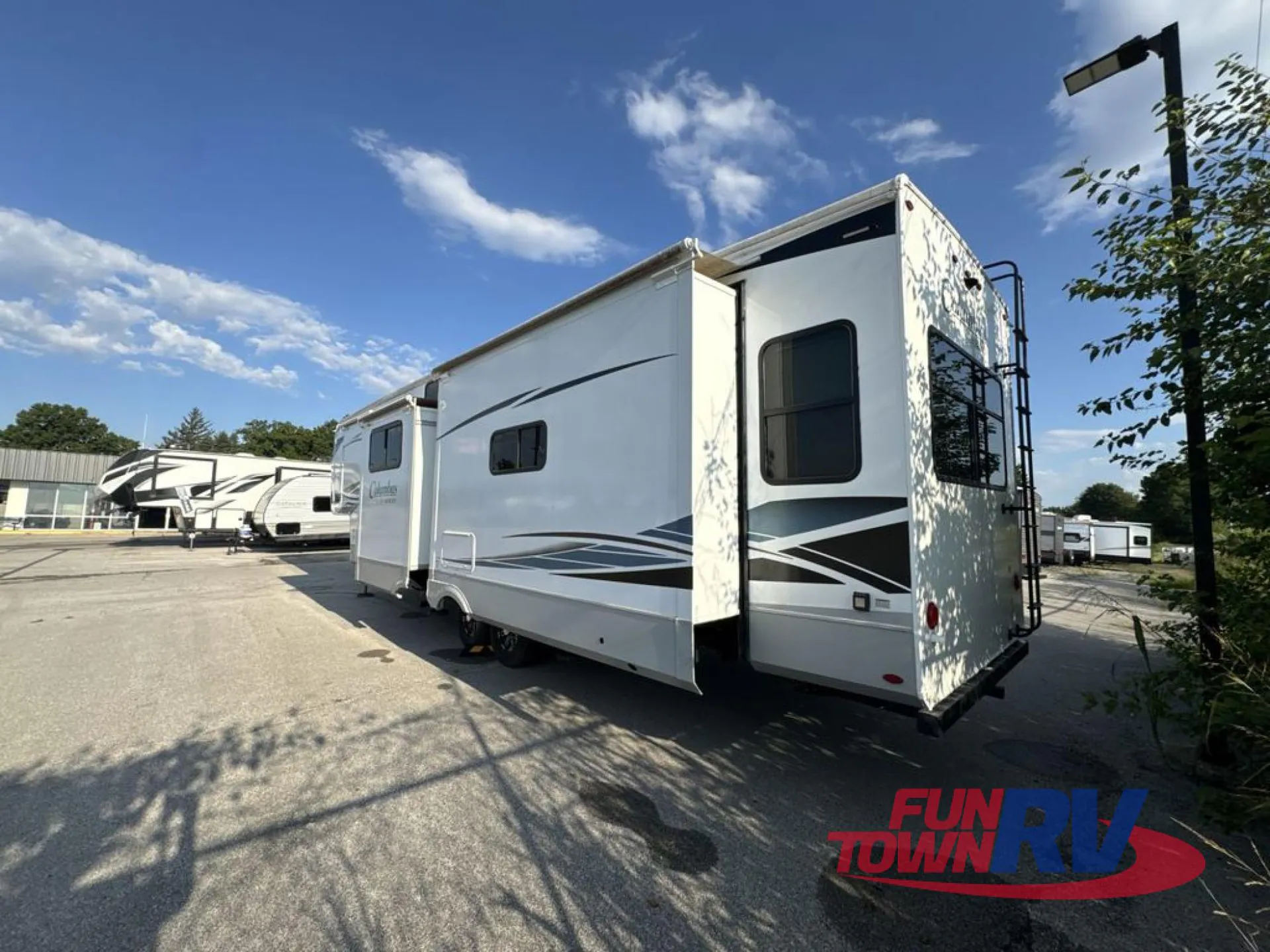 2022 Palomino Columbus 379MB dealer photo 5 from Fun Town RV